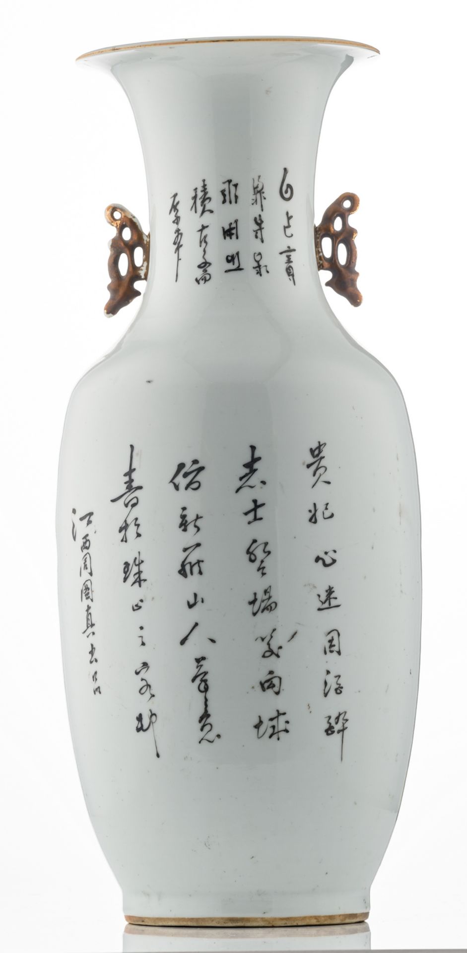 A Chinese famille rose decorated vase with court ladies in a garden and calligraphic texts, H 59 cm - Bild 3 aus 6