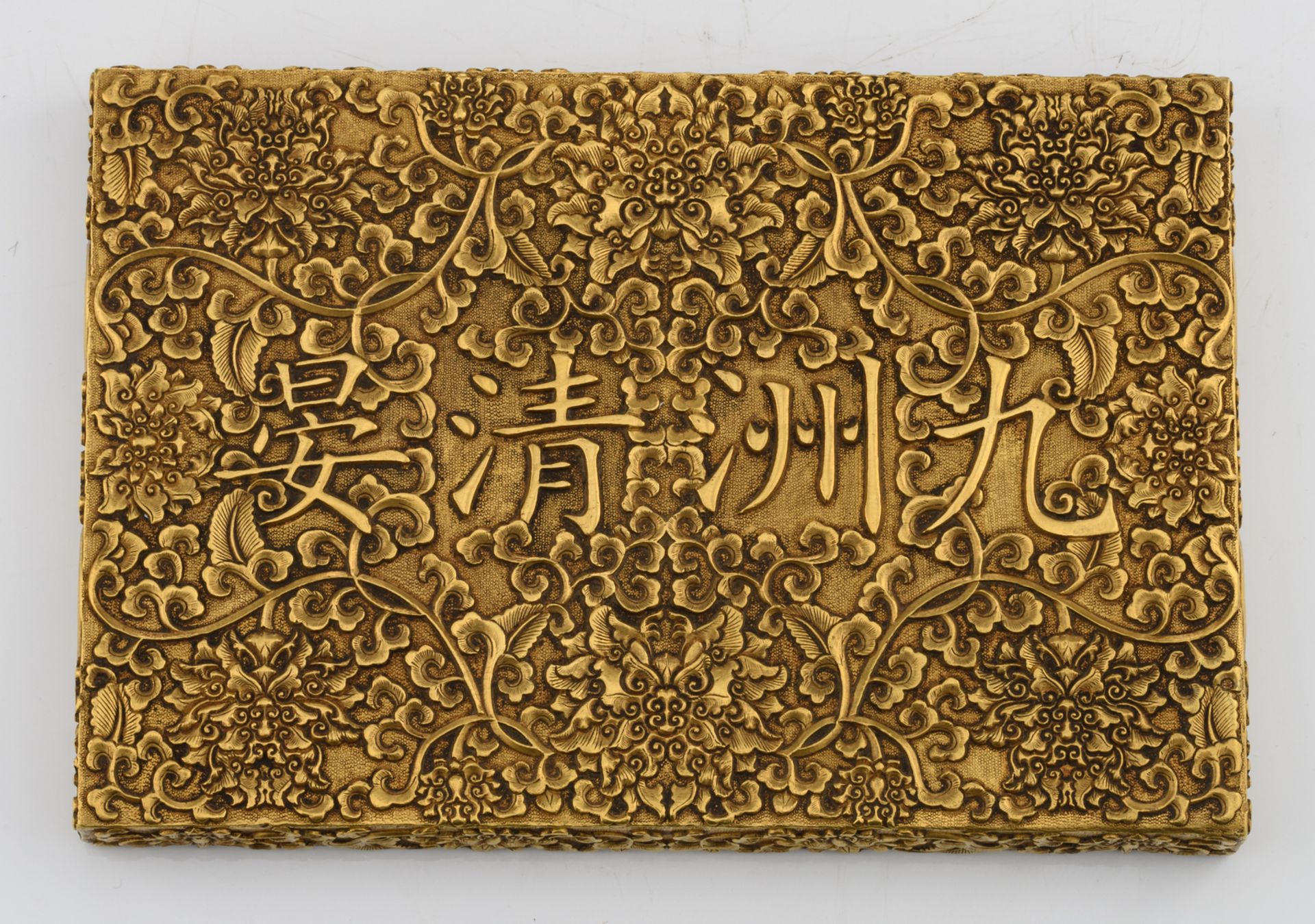 A fine Chinese basso relievo worked bronze three-part collector’s box and cover with inside a - Bild 4 aus 12