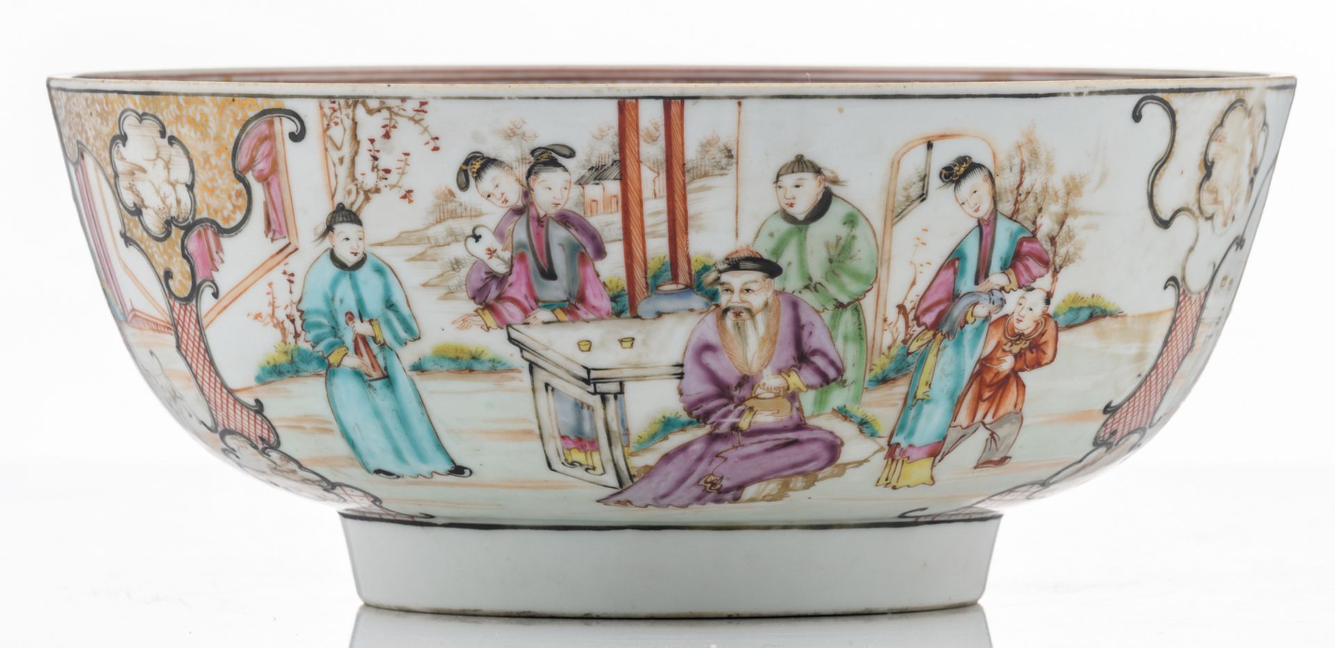 A Chinese export famille rose mandarin bowl, the roundels decorated with animated scenes, 18thC, ø - Bild 5 aus 7