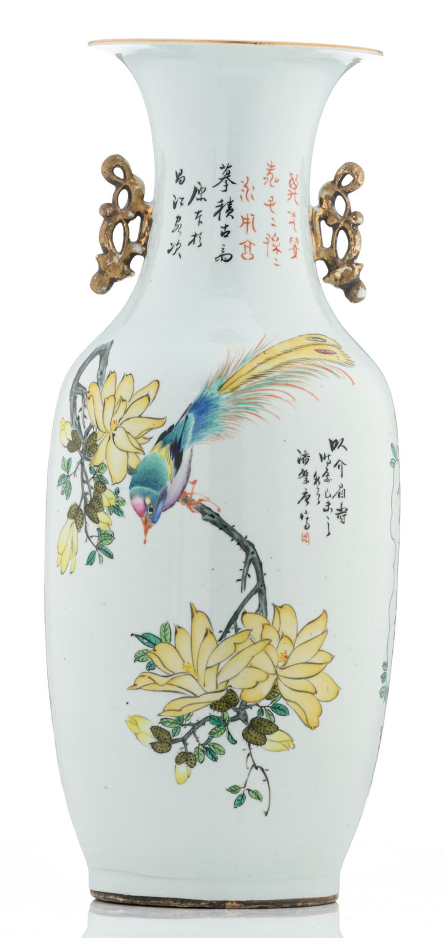 A Chinese famille rose vase, one side decorated with an animated scene, the other side with a bird - Bild 3 aus 6