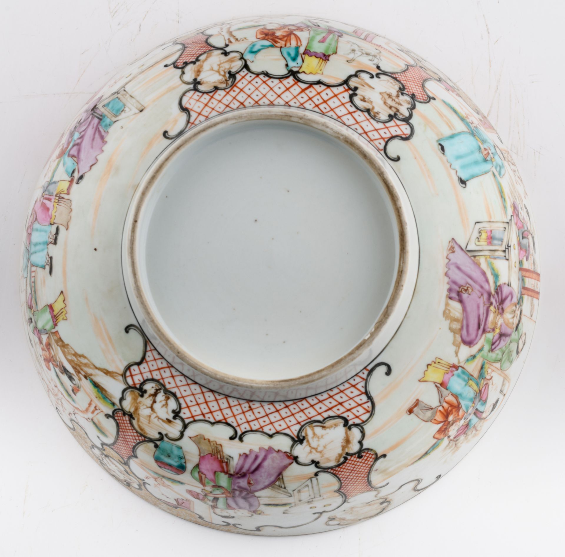 A Chinese export famille rose mandarin bowl, the roundels decorated with animated scenes, 18thC, ø - Bild 3 aus 7