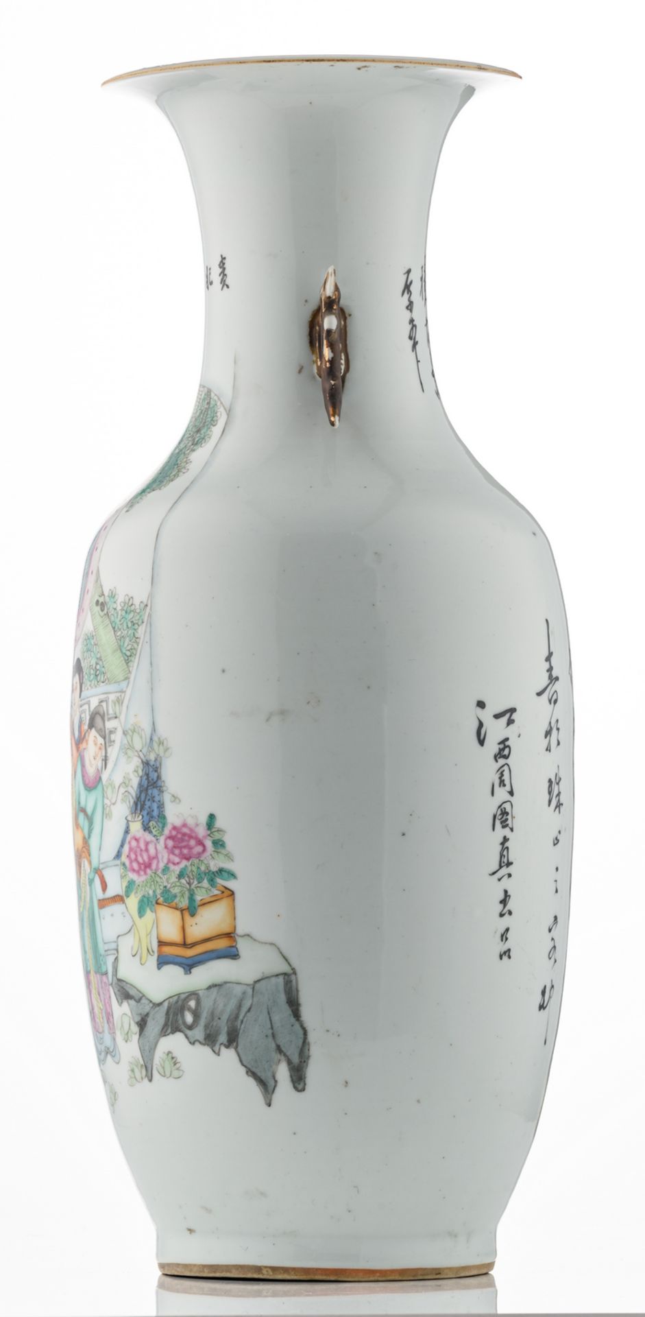 A Chinese famille rose decorated vase with court ladies in a garden and calligraphic texts, H 59 cm - Bild 2 aus 6