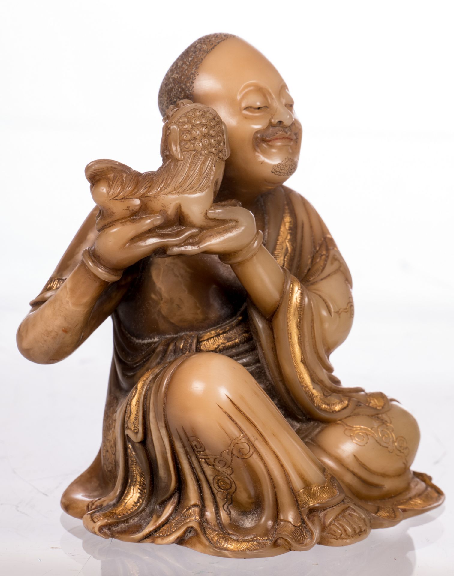 A Chinese gilt and polychrome decorated Shoushan stone Lohan Buddha, on a matching stone cushion, - Bild 9 aus 10