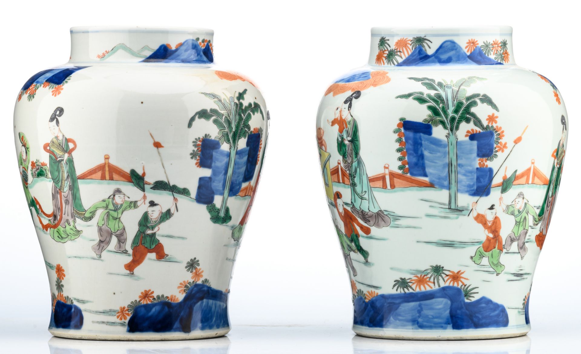 A pair of Chinese wucai vases, overall decorated with ladies and playing children in a garden, H - Bild 2 aus 6