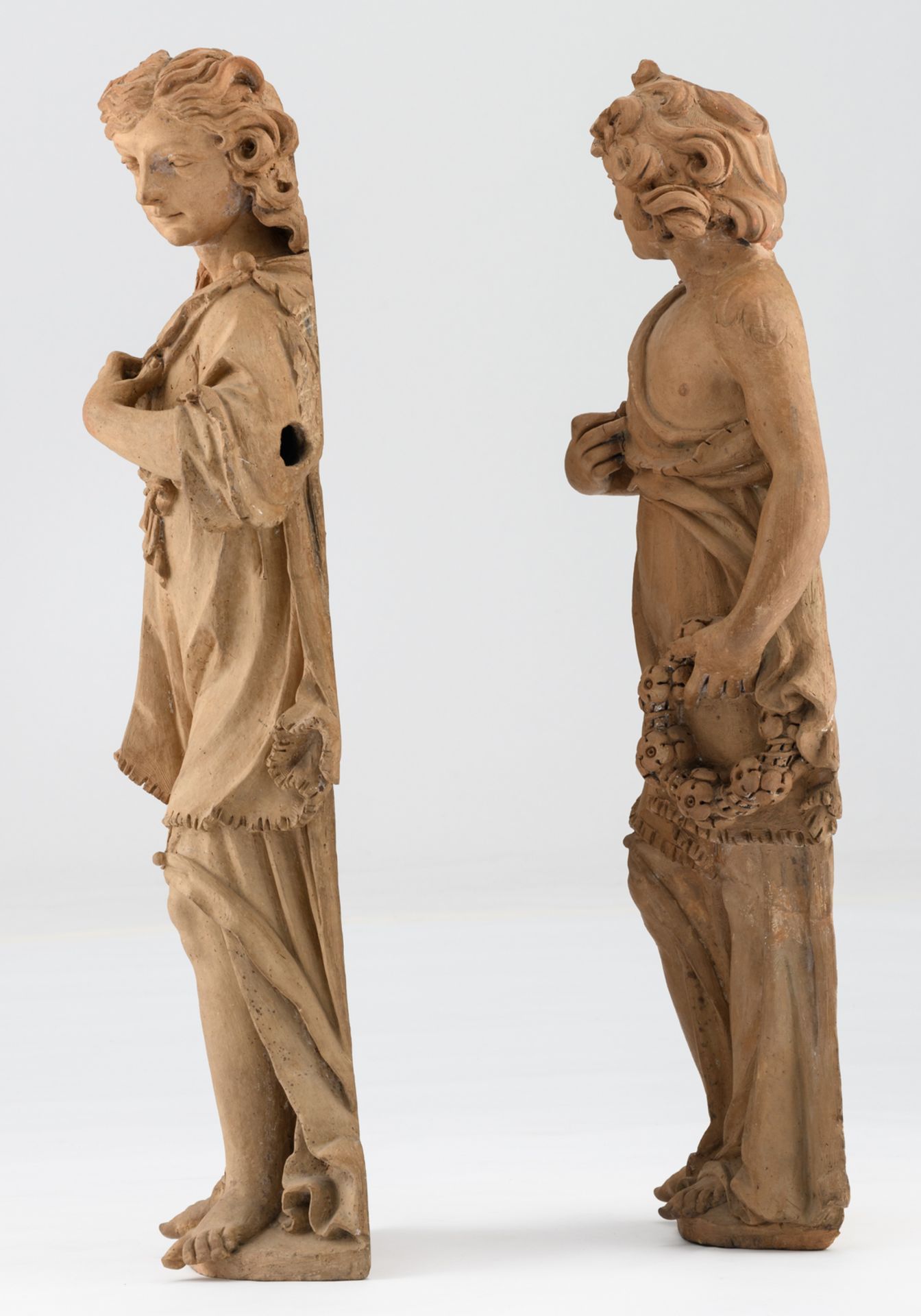 A pair of (18thC) terracotta garden statues, the reverse flattened, H 96,5 - 99,5 cm - Bild 2 aus 7