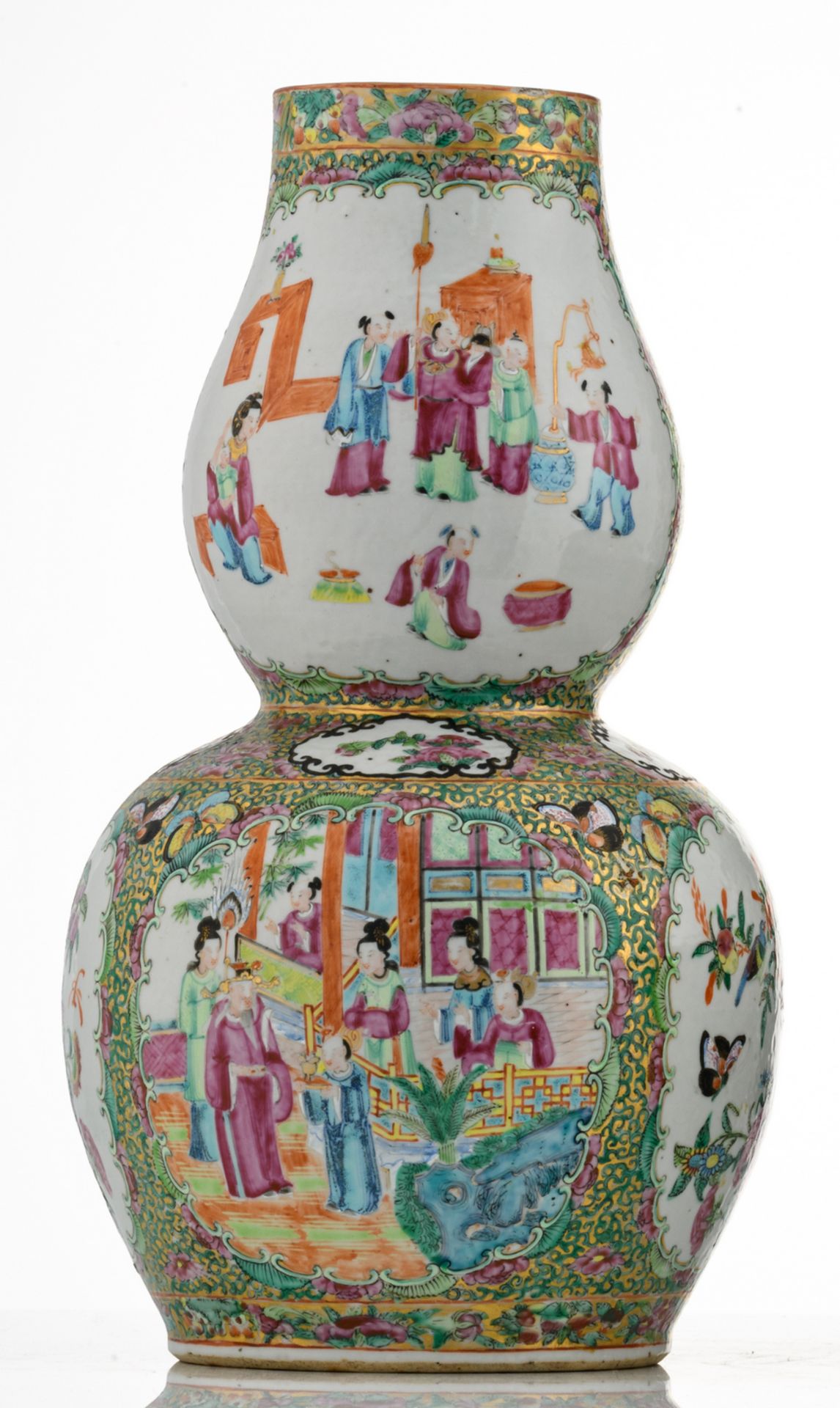 A Chinese Canton floral decorated double gourd vase, the roundels with various court scenes, - Bild 4 aus 7
