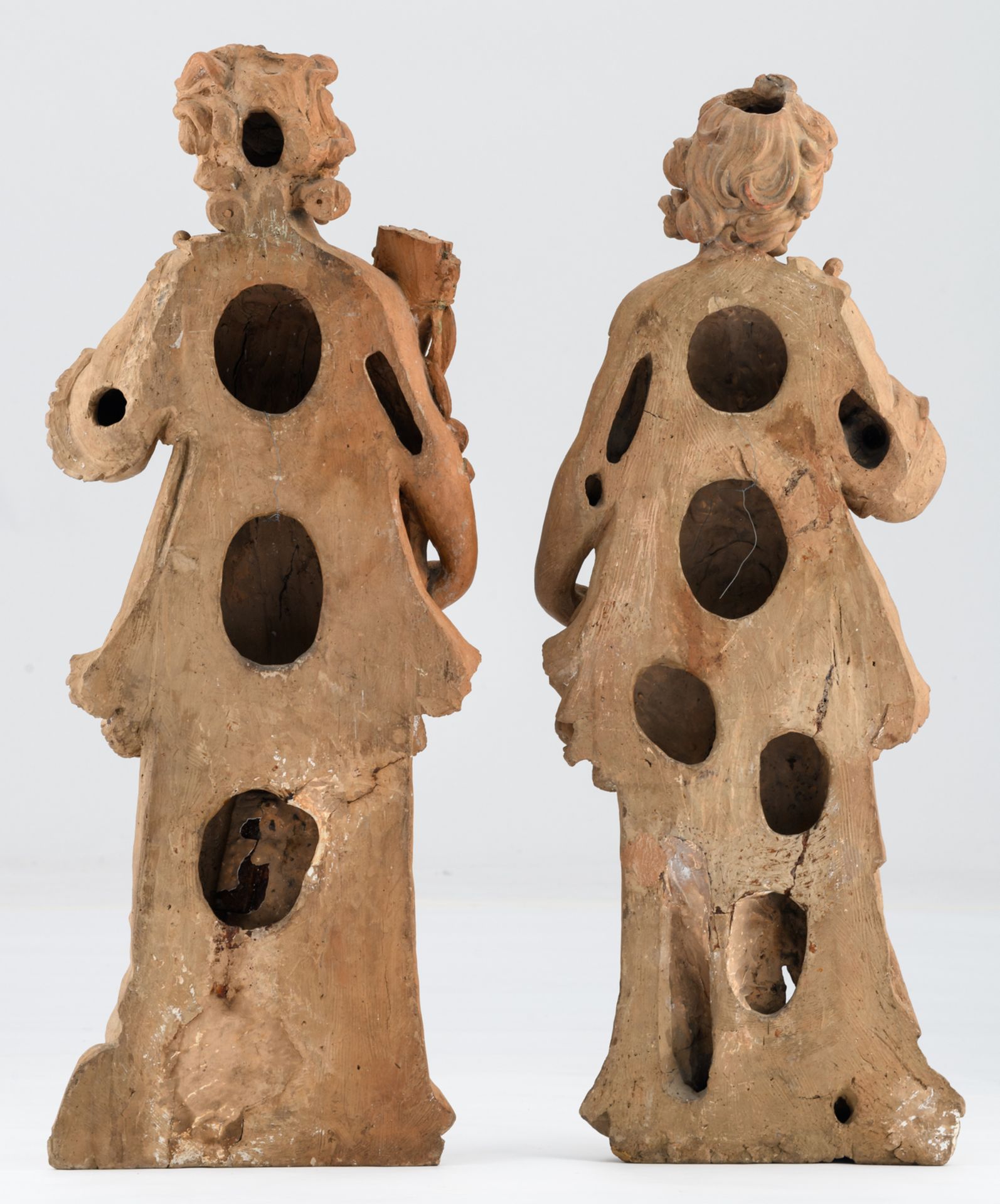 A pair of (18thC) terracotta garden statues, the reverse flattened, H 96,5 - 99,5 cm - Bild 3 aus 7