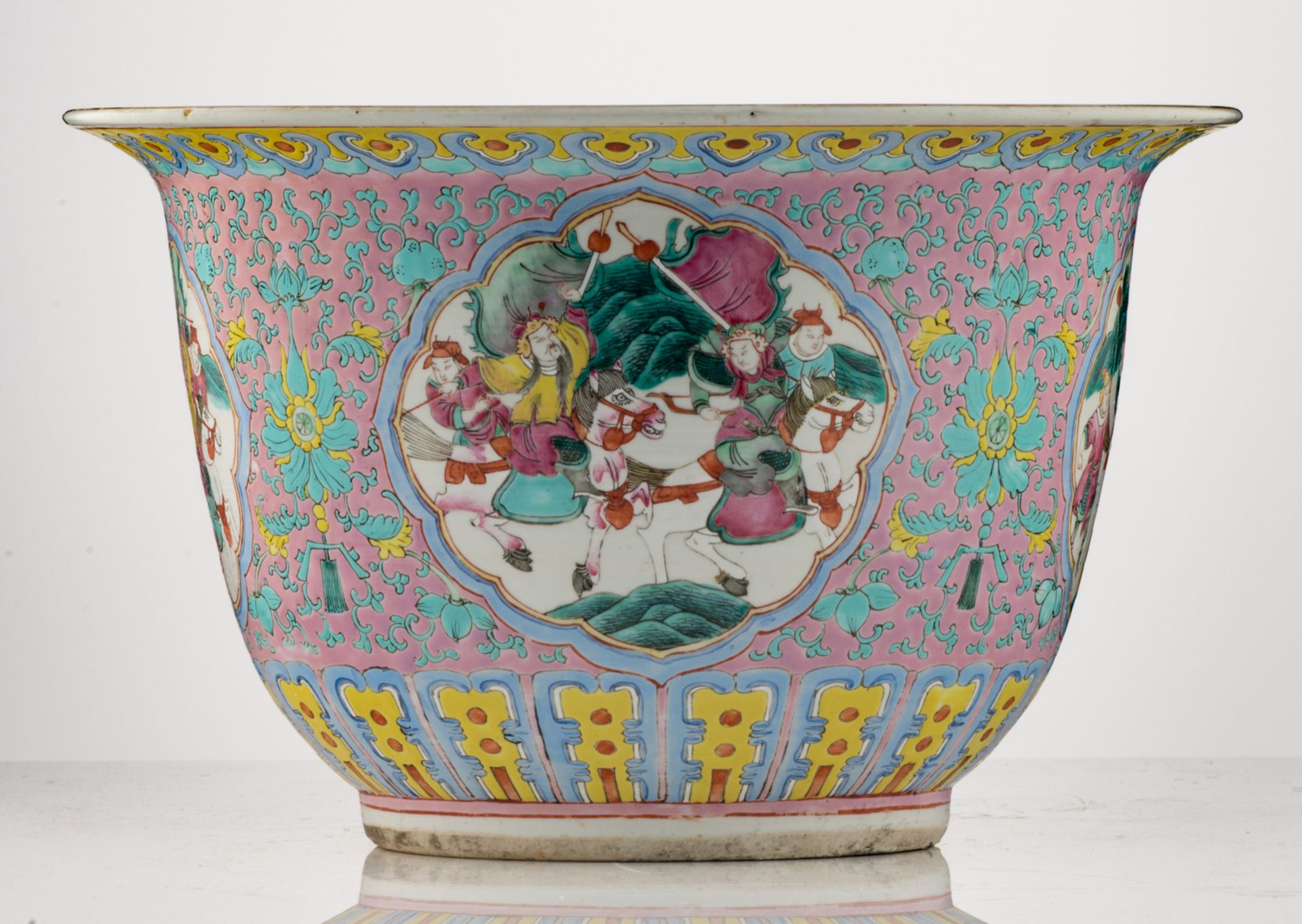 A Chinese pink ground floral decorated jardiniere, the roundels decorated with warriors, H 24 - ø 38 - Bild 3 aus 7