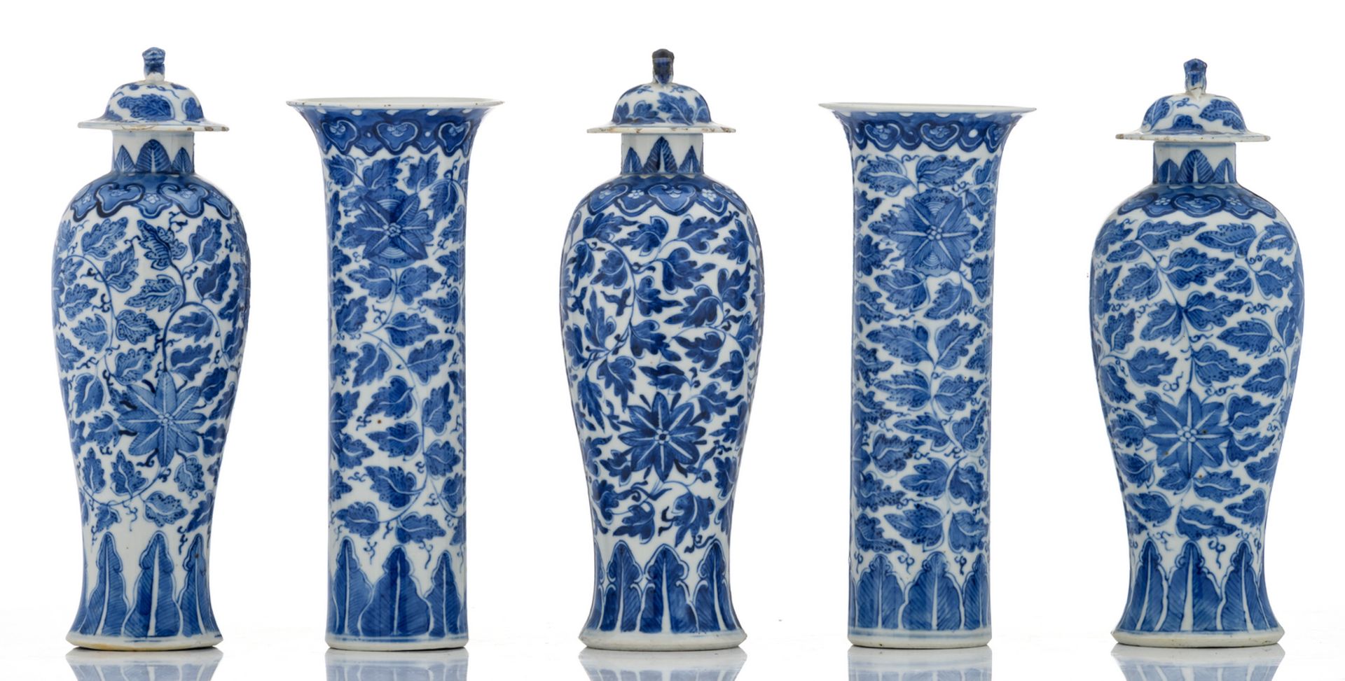 A five-piece Chinese blue and white floral decorated garniture with a Xuande mark, H 25,5 - 28,5 cm - Bild 2 aus 6