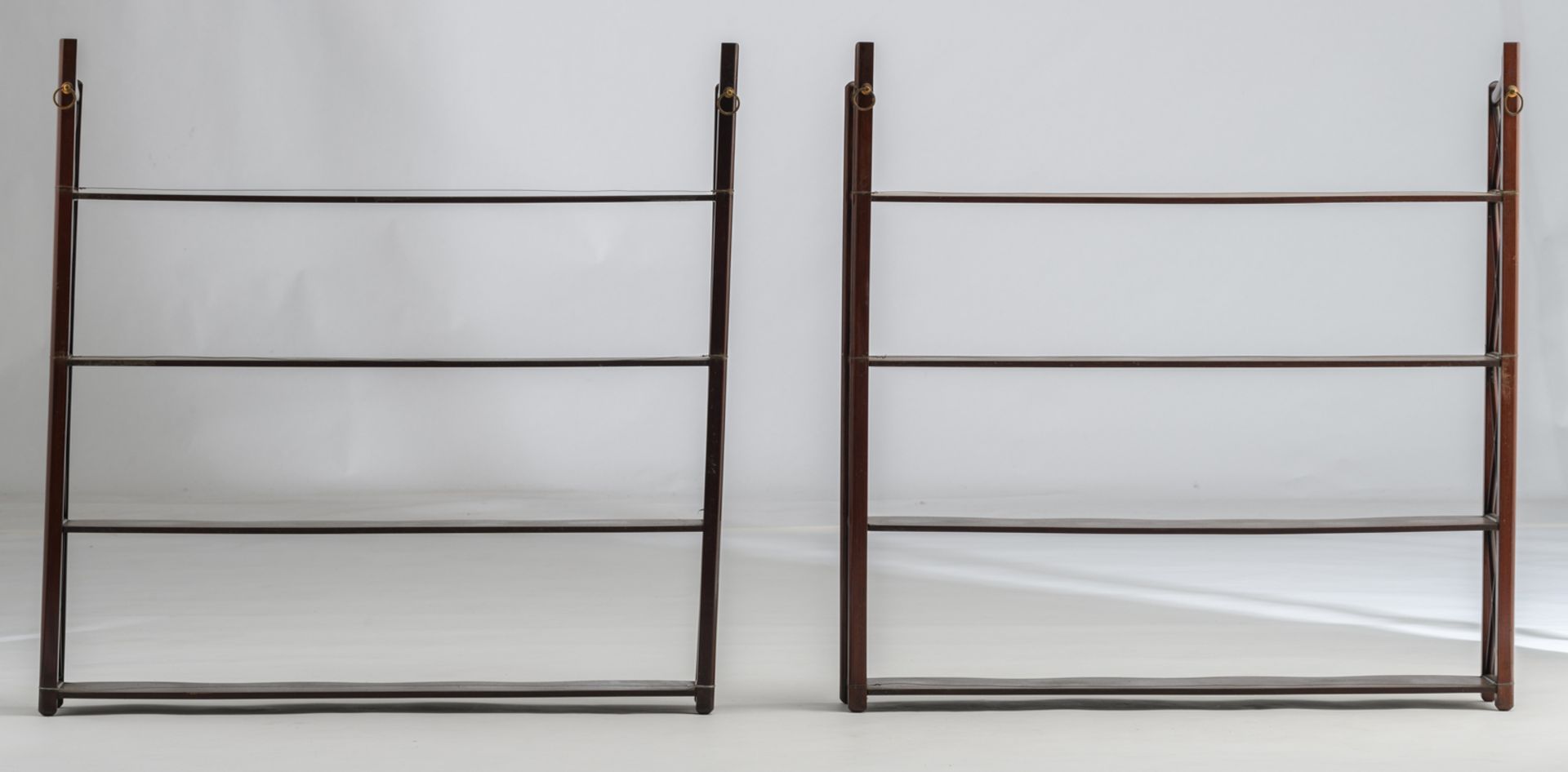 A pair of Oriental inspired mahogany wall racks, H 86,5 - W 86 cm - Bild 4 aus 7