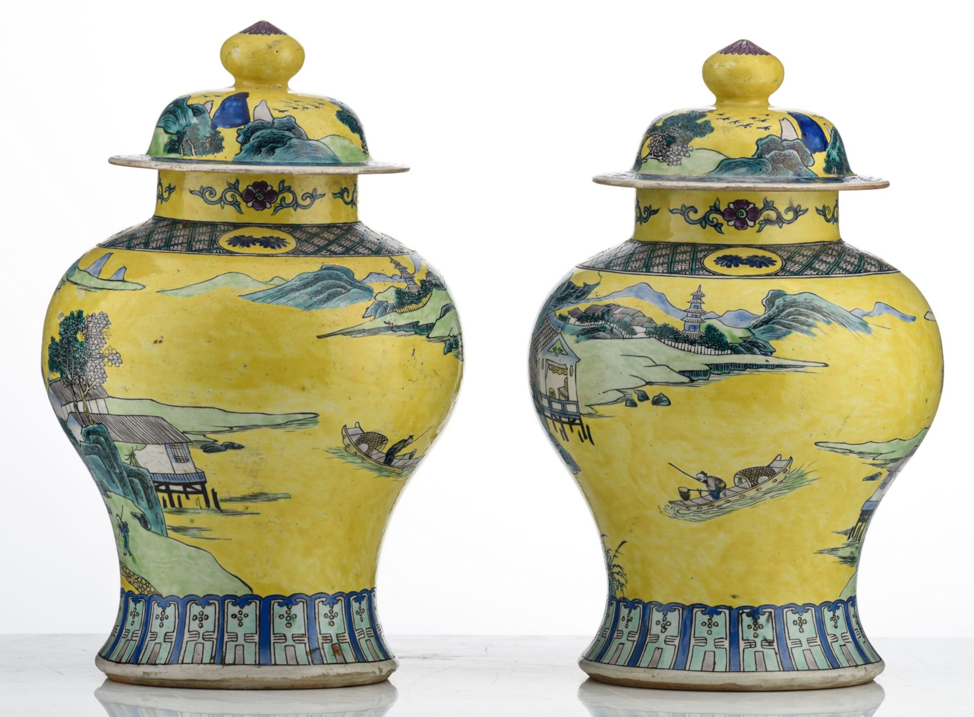 A pair of Chinese yellow ground polychrome vases and covers, overall decorated with figures in a - Bild 3 aus 6