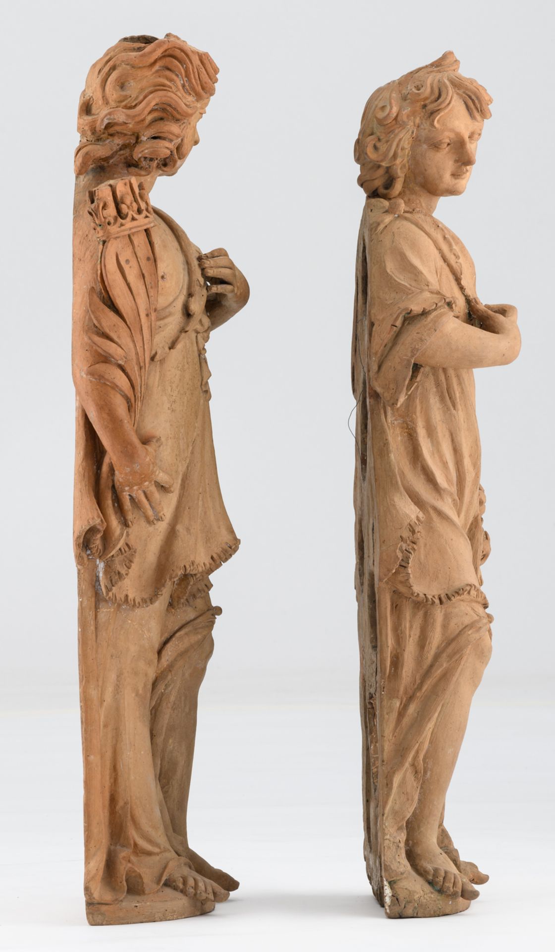 A pair of (18thC) terracotta garden statues, the reverse flattened, H 96,5 - 99,5 cm - Bild 4 aus 7