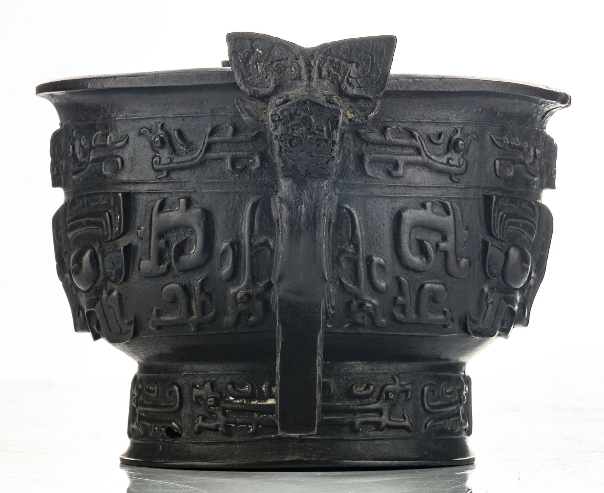 A Chinese bronze archaic vessel, relief decorated with taotie and calligraphic text inside, Ming, - Bild 5 aus 7