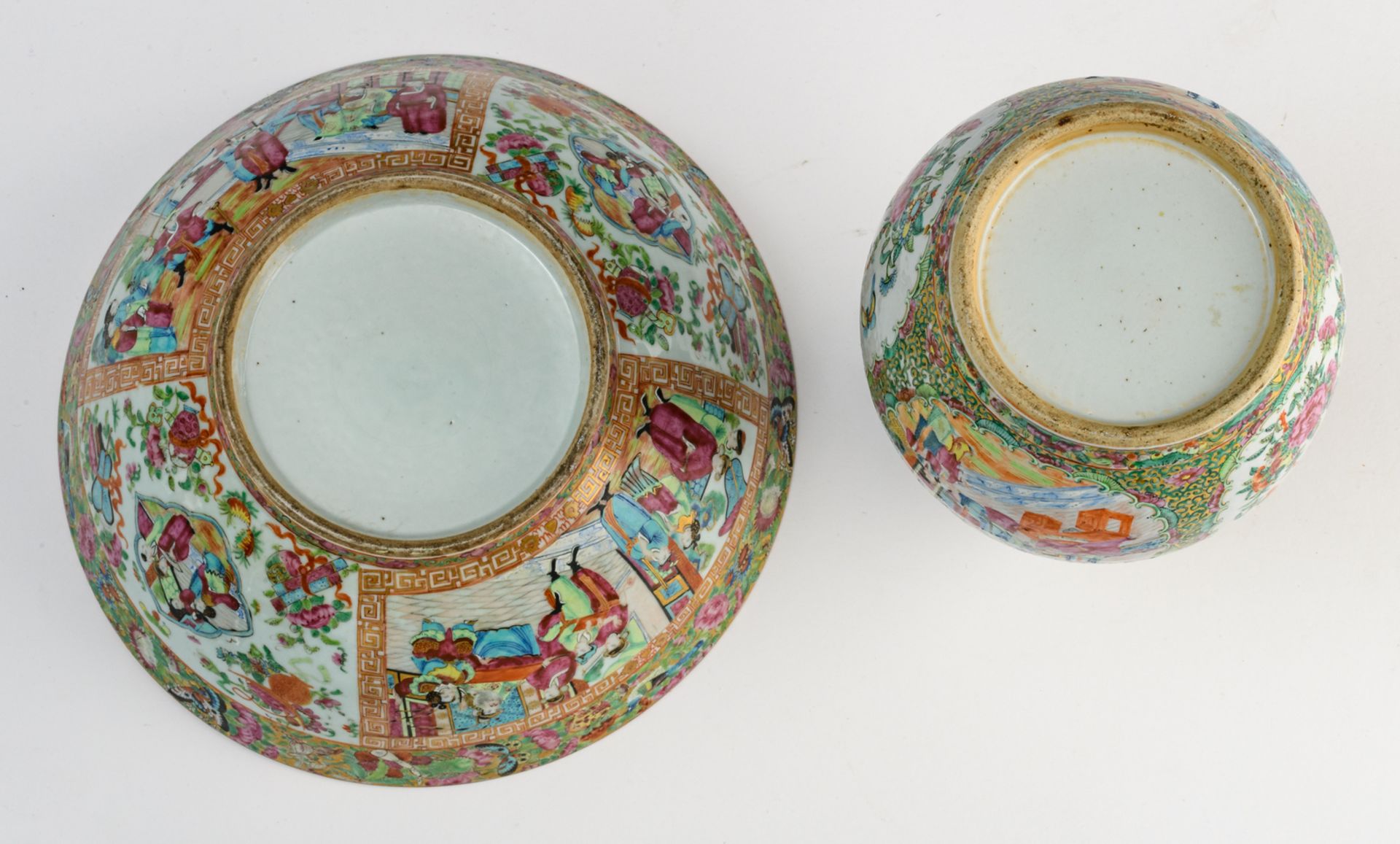 A Chinese Canton floral decorated bowl, the roundels with various court scenes, 19thC, H 14,5 - ø 37 - Bild 7 aus 7