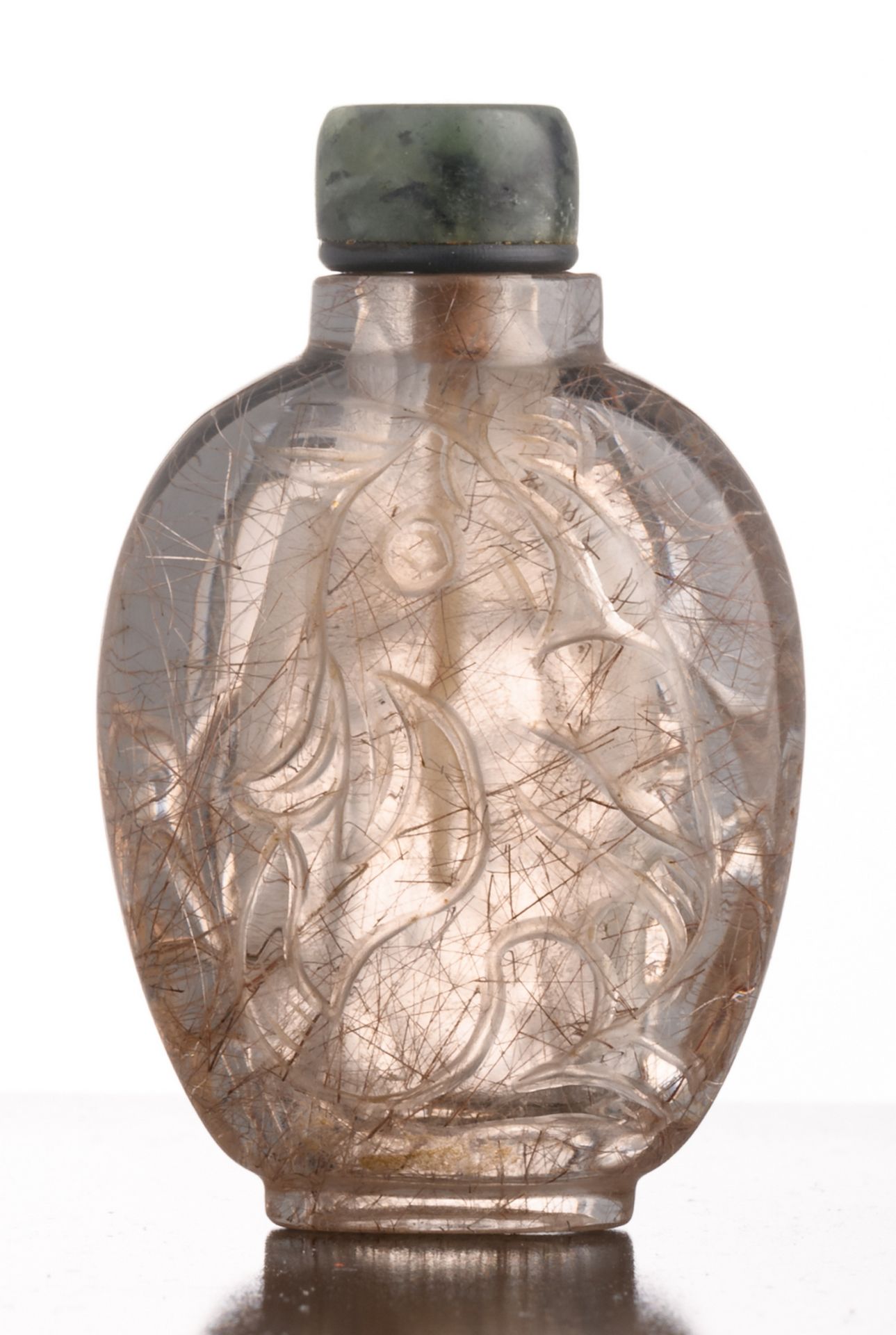 A Chinese carved rock crystal snuff bottle, decorated with rabbits, with spinach jade stopper, - Bild 4 aus 7