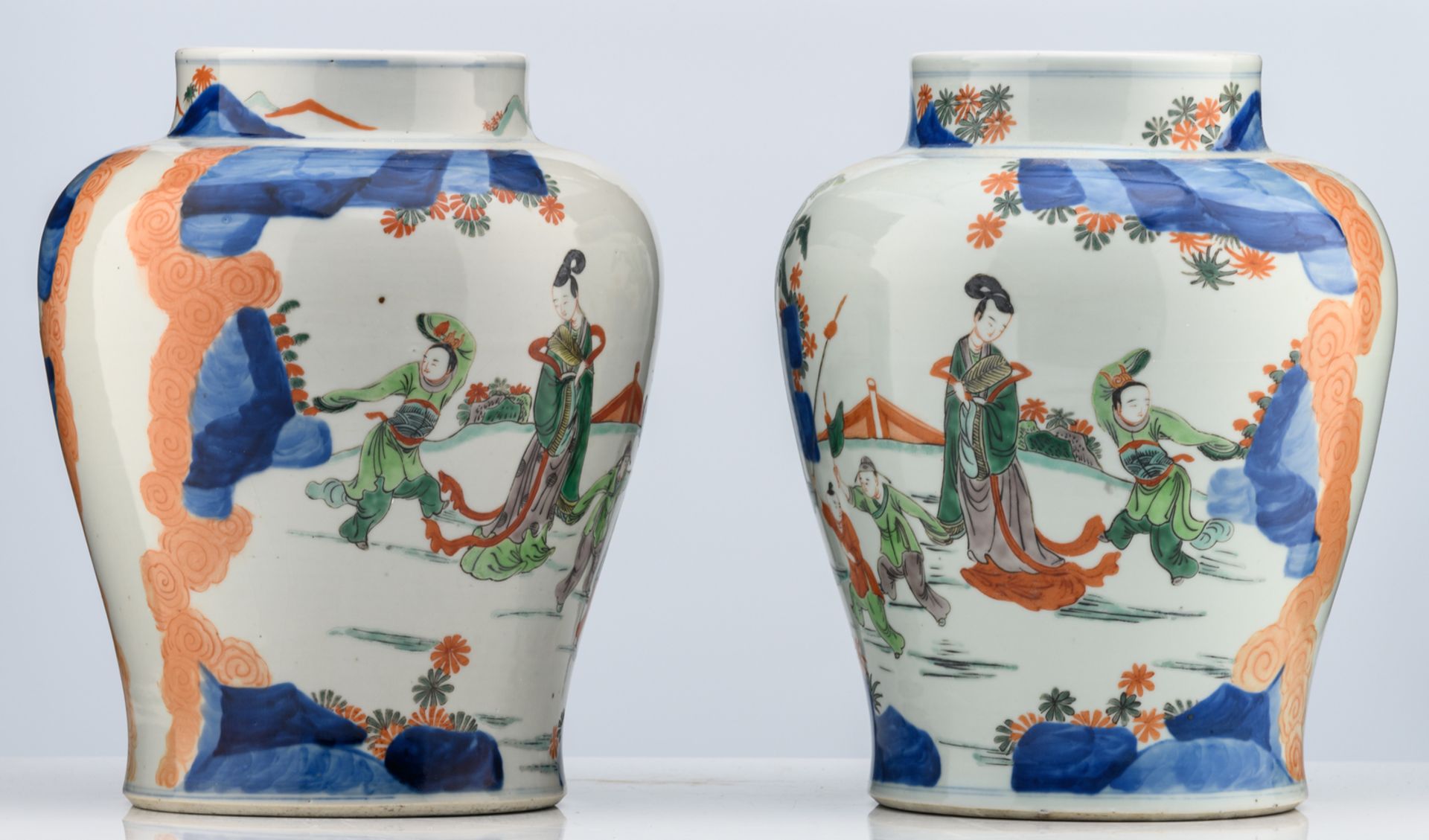 A pair of Chinese wucai vases, overall decorated with ladies and playing children in a garden, H - Bild 3 aus 6