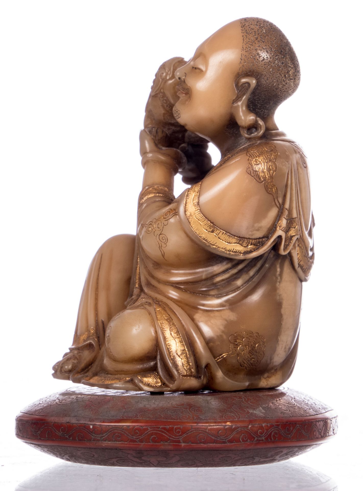 A Chinese gilt and polychrome decorated Shoushan stone Lohan Buddha, on a matching stone cushion, - Bild 2 aus 10
