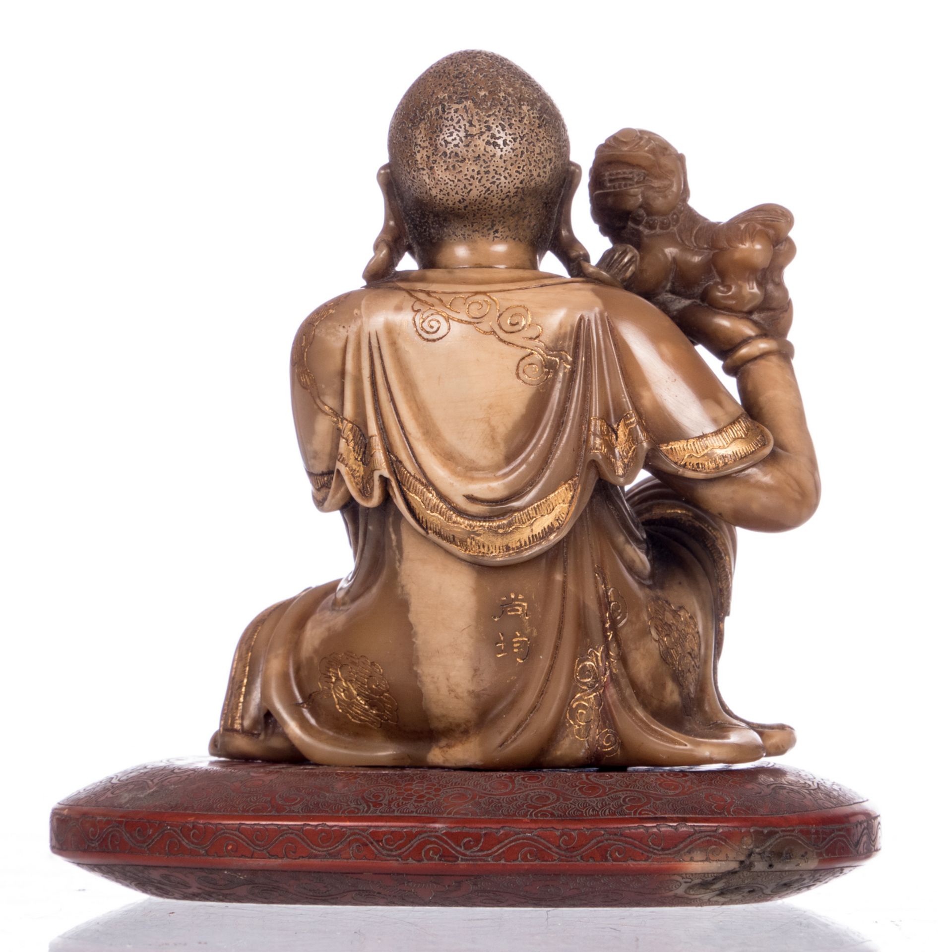 A Chinese gilt and polychrome decorated Shoushan stone Lohan Buddha, on a matching stone cushion, - Bild 3 aus 10