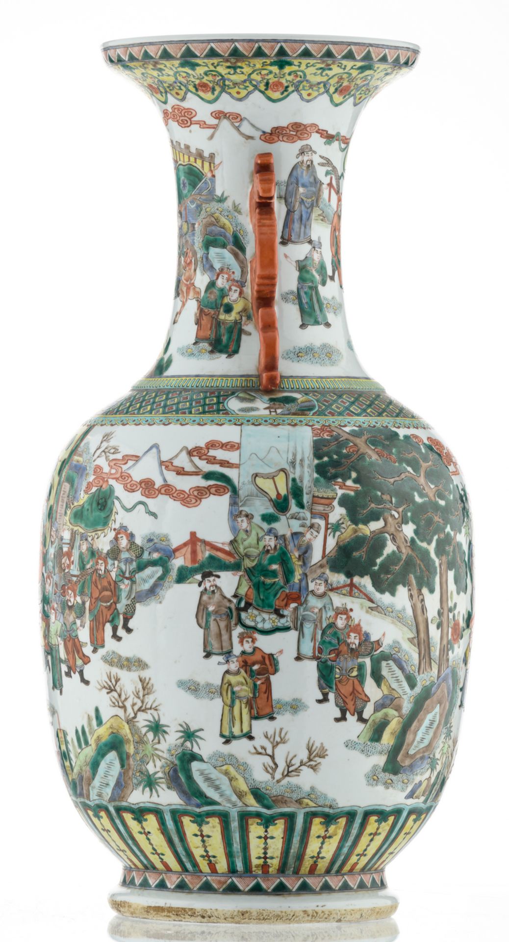 A large Chinese famille verte baluster shaped vase, overall decorated with warriors and a court - Bild 2 aus 6