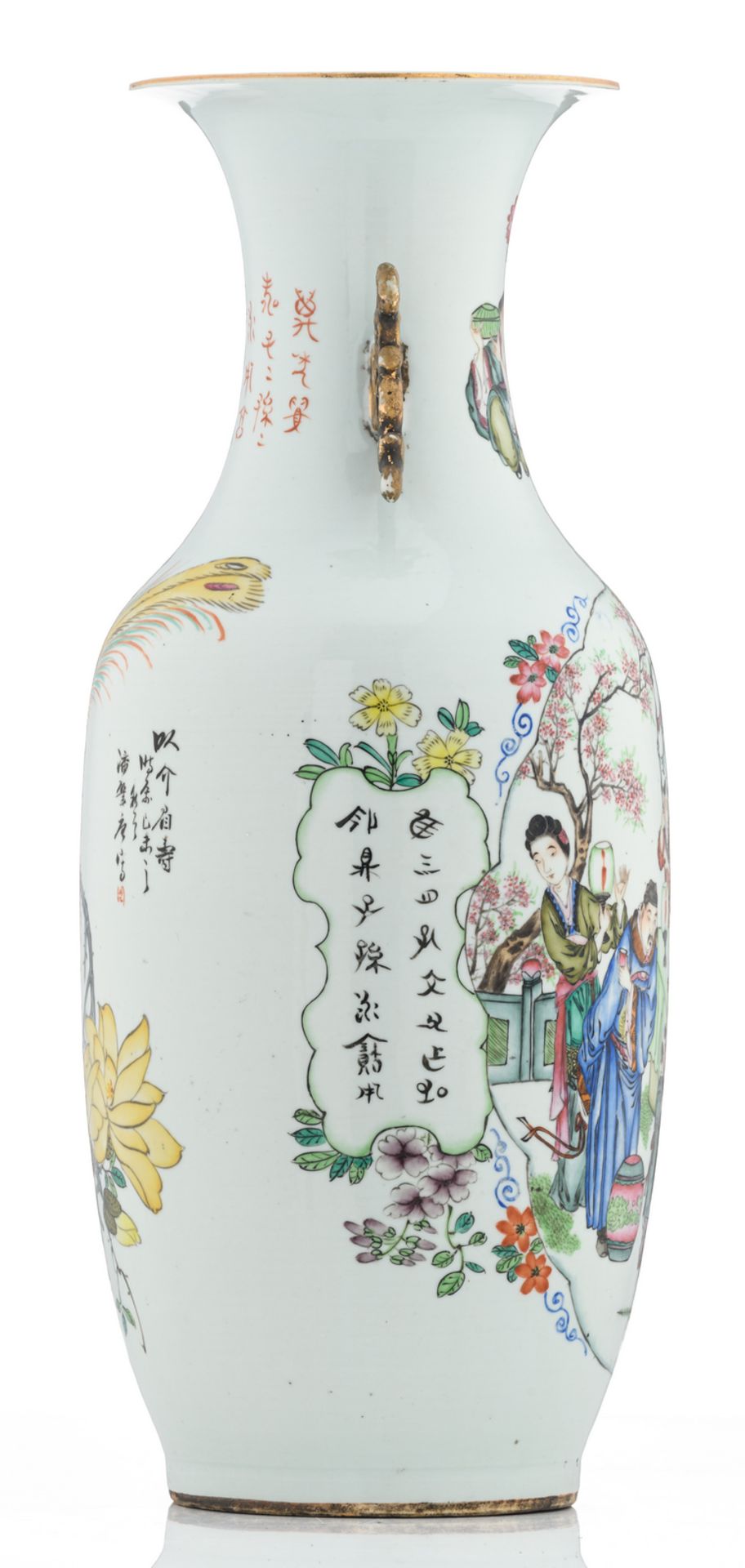 A Chinese famille rose vase, one side decorated with an animated scene, the other side with a bird - Bild 4 aus 6
