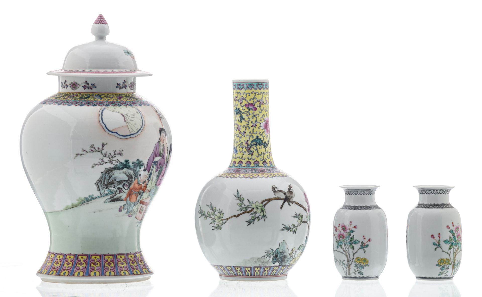 A Chinese famille rose bottle vase and vase and cover, decorated with a gallant garden scene, - Bild 4 aus 6