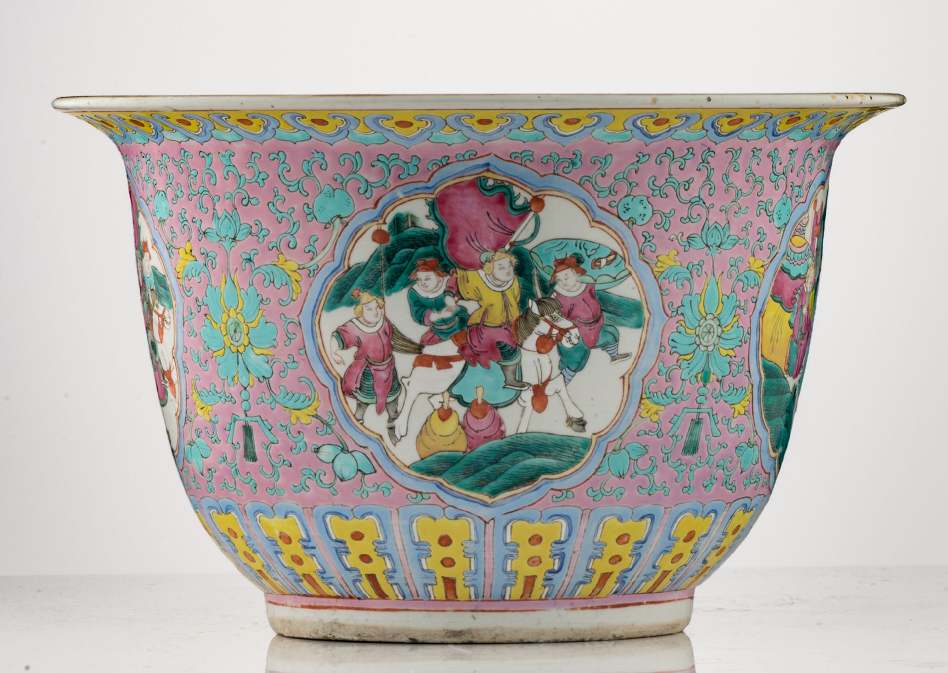 A Chinese pink ground floral decorated jardiniere, the roundels decorated with warriors, H 24 - ø 38 - Bild 4 aus 7