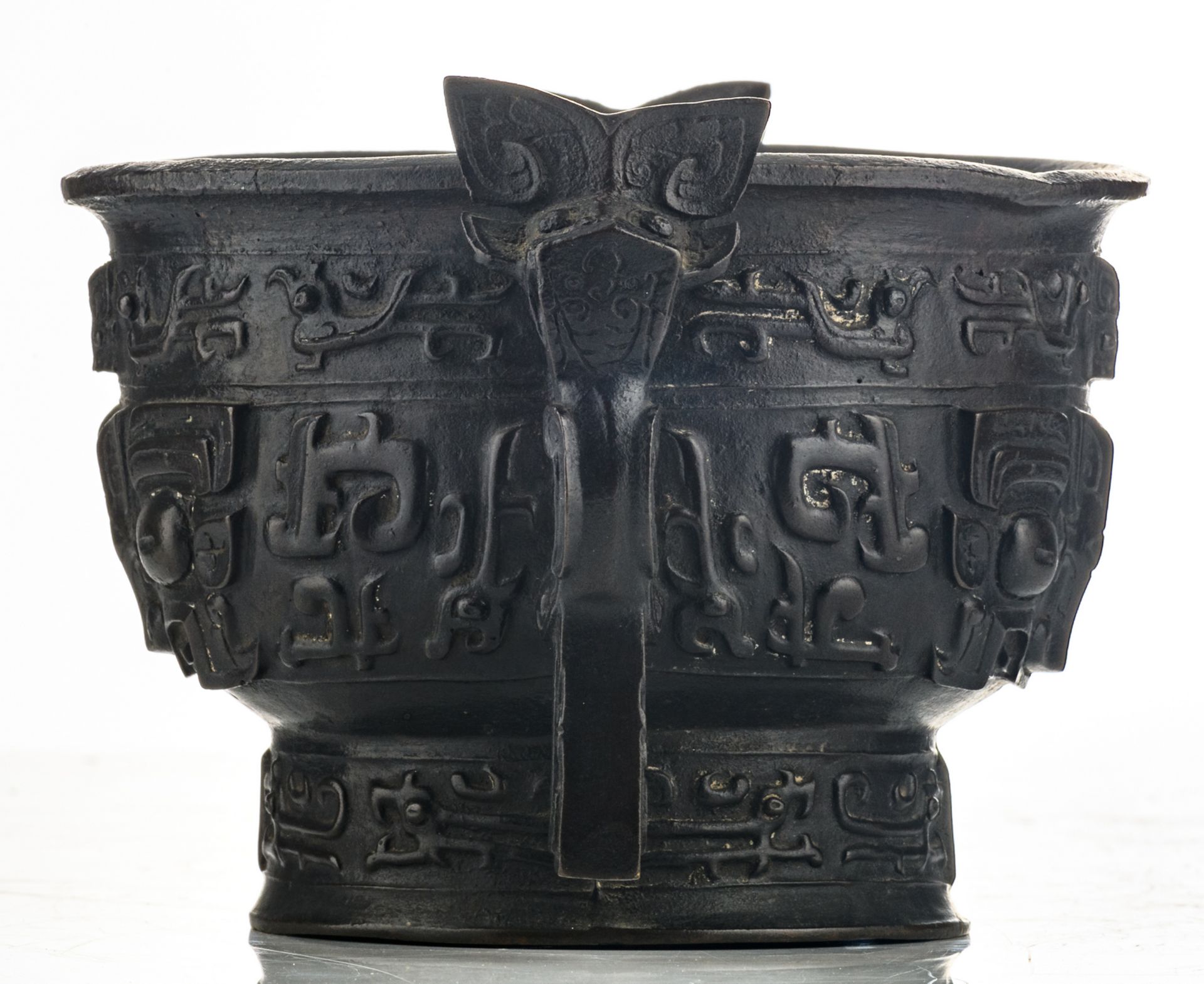 A Chinese bronze archaic vessel, relief decorated with taotie and calligraphic text inside, Ming, - Bild 3 aus 7