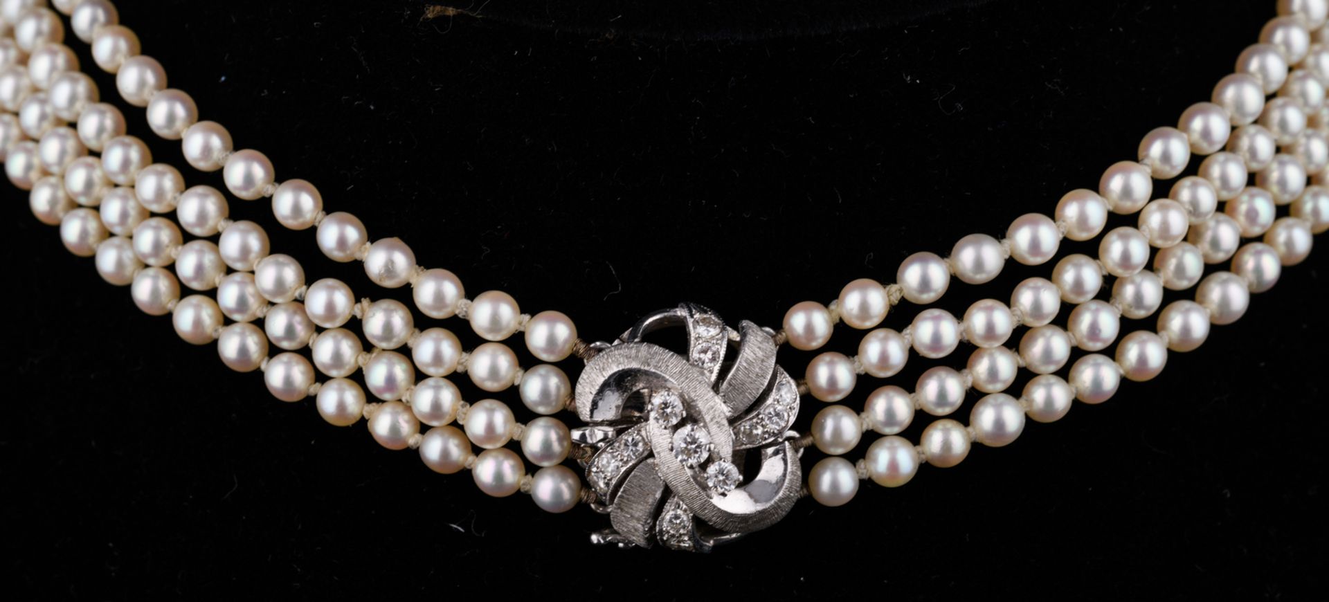 A pearl 'raz du cou' necklace, white gold 18ct closure, set with brilliant cut diamonds (with - Bild 4 aus 5