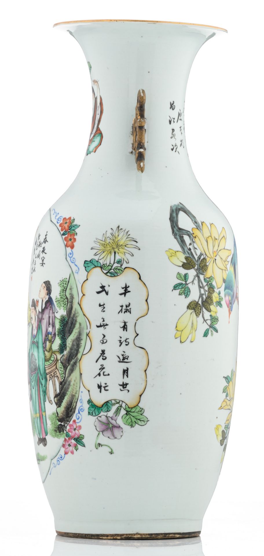 A Chinese famille rose vase, one side decorated with an animated scene, the other side with a bird - Bild 2 aus 6