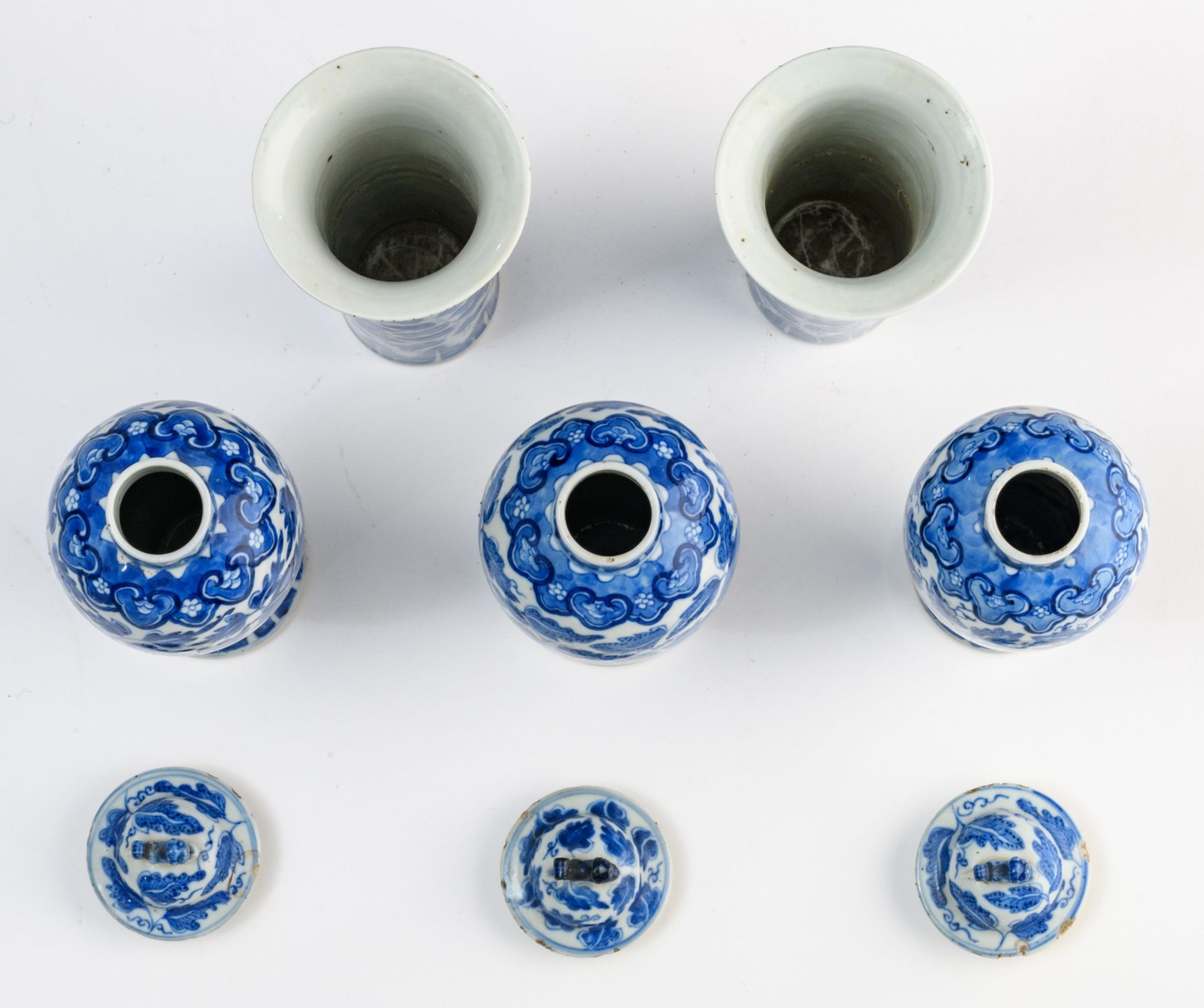 A five-piece Chinese blue and white floral decorated garniture with a Xuande mark, H 25,5 - 28,5 cm - Bild 5 aus 6