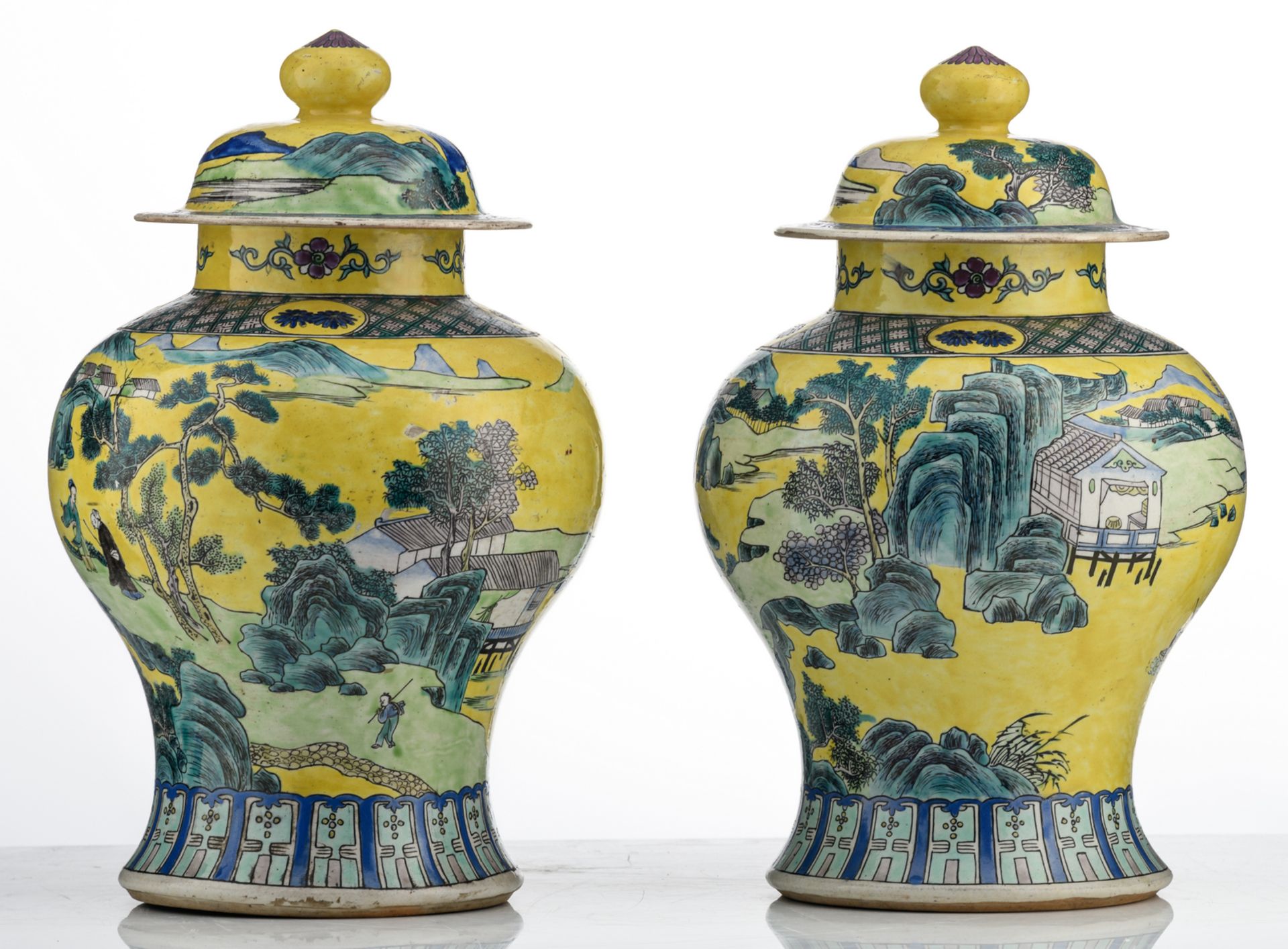 A pair of Chinese yellow ground polychrome vases and covers, overall decorated with figures in a - Bild 2 aus 6