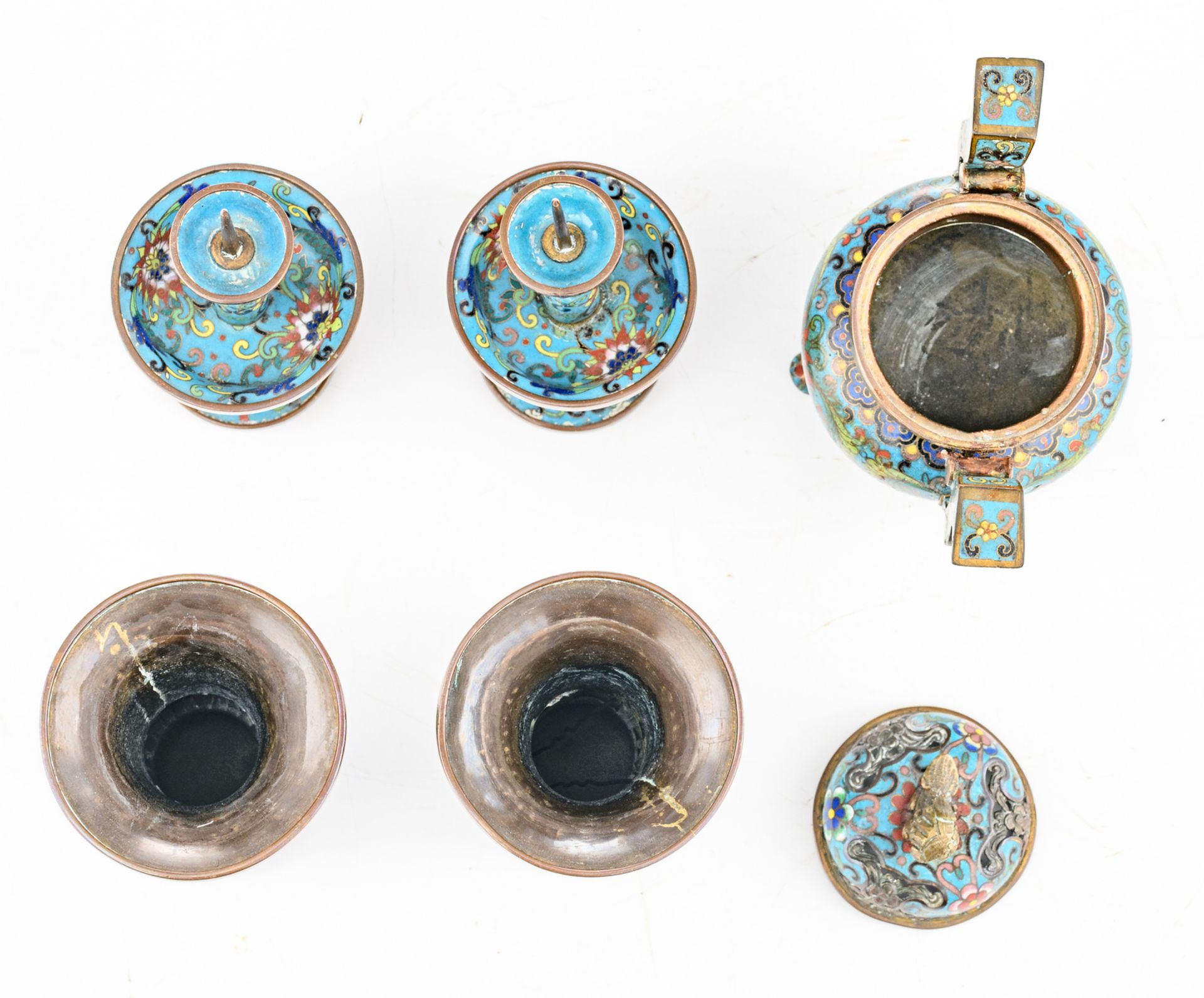 A miniature set of Chinese cloisonné enamel vases, candle sticks and an incense burner, 19thC, H - Bild 5 aus 6