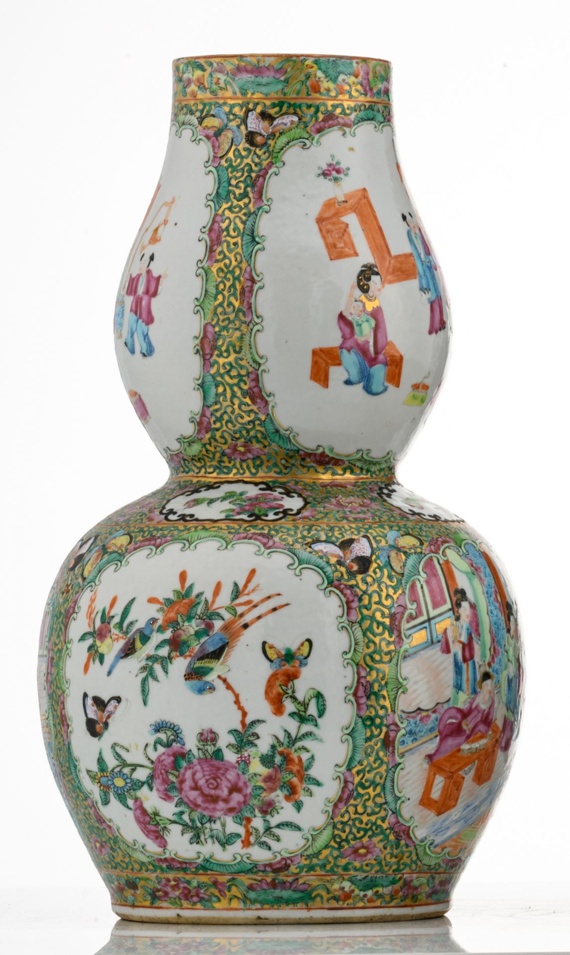 A Chinese Canton floral decorated double gourd vase, the roundels with various court scenes, - Bild 5 aus 7