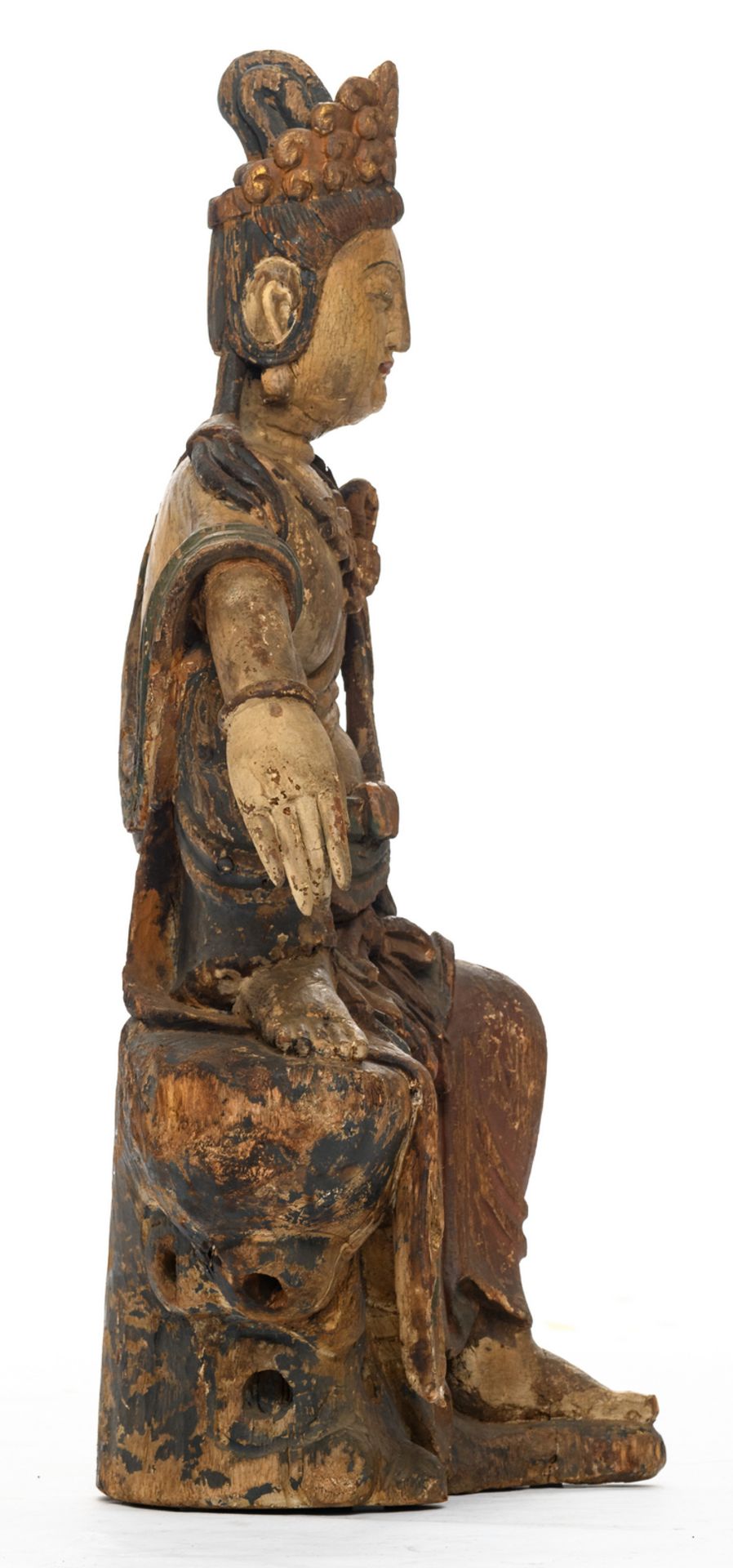 A Chinese carved wooden polychrome and gilt decorated Guanyin, seated in 'Lalitasana', Song type, - Bild 4 aus 7