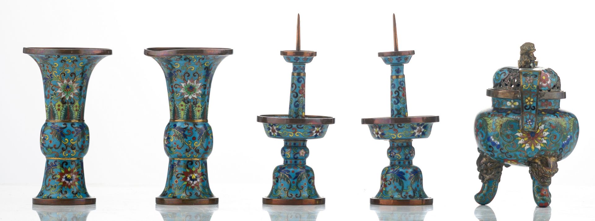 A miniature set of Chinese cloisonné enamel vases, candle sticks and an incense burner, 19thC, H - Bild 4 aus 6