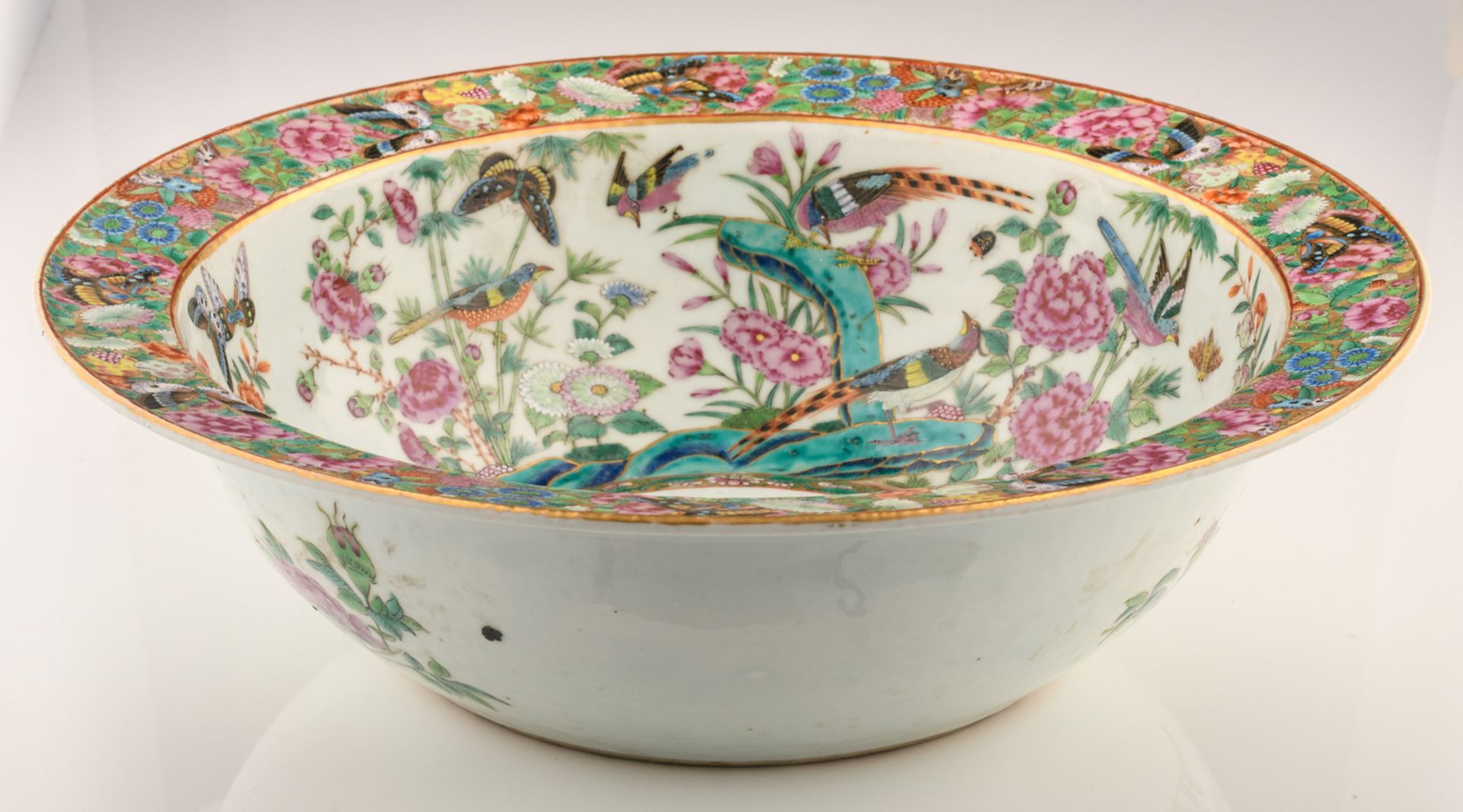 A fine Chinese Canton famille rose floral decorated bowl with birds, butterflies and flower - Bild 3 aus 3