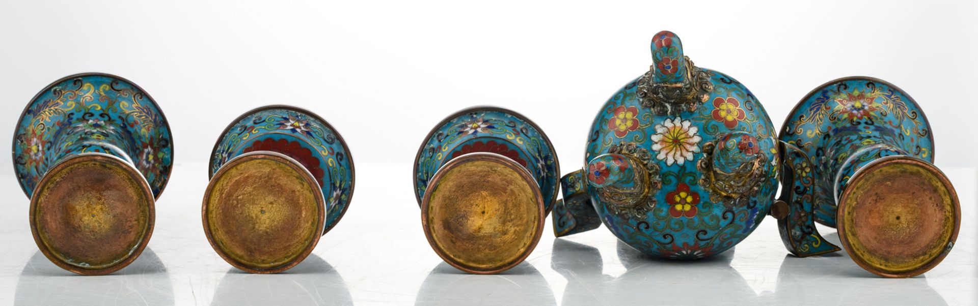 A miniature set of Chinese cloisonné enamel vases, candle sticks and an incense burner, 19thC, H - Bild 6 aus 6