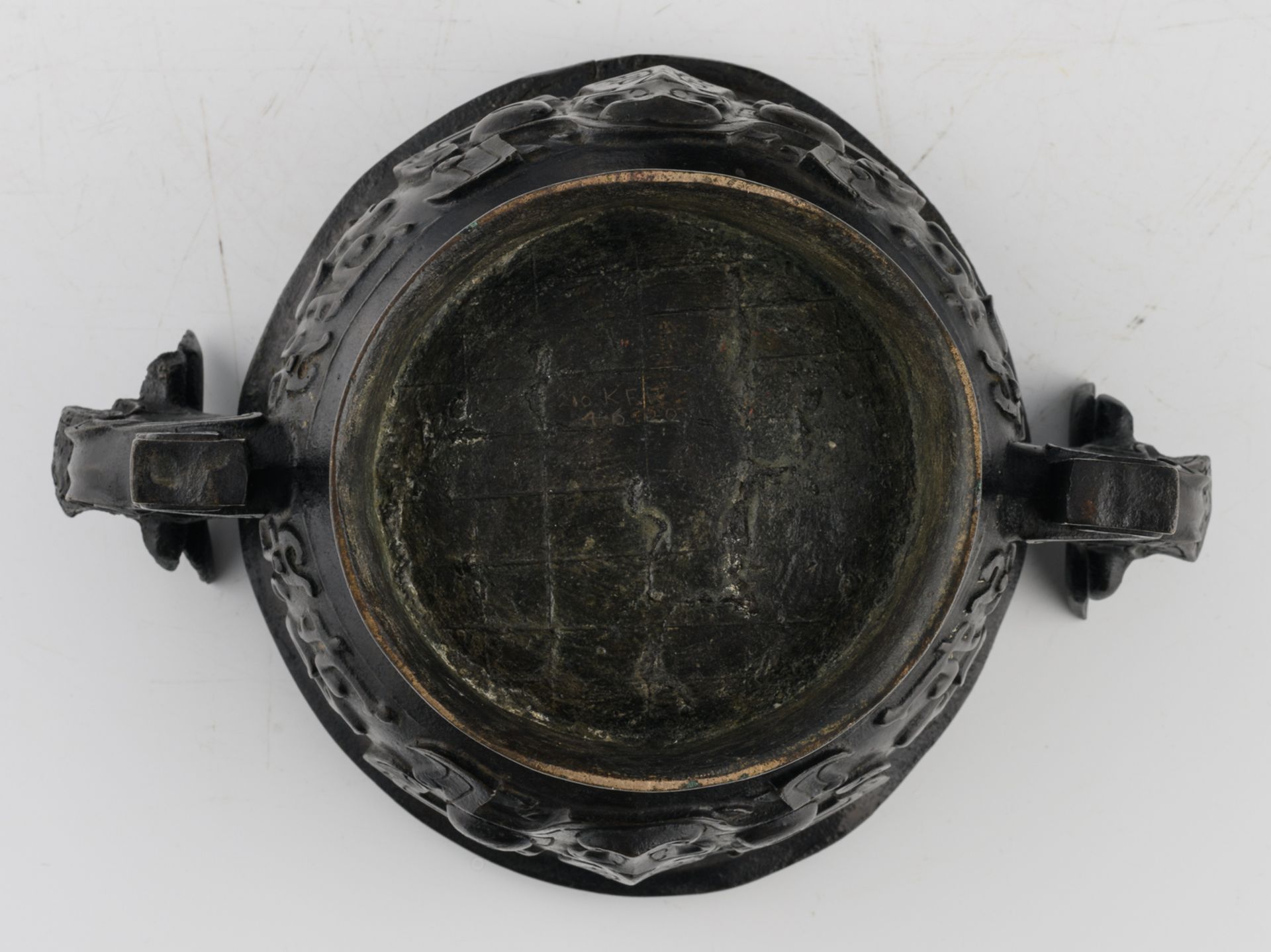 A Chinese bronze archaic vessel, relief decorated with taotie and calligraphic text inside, Ming, - Bild 7 aus 7