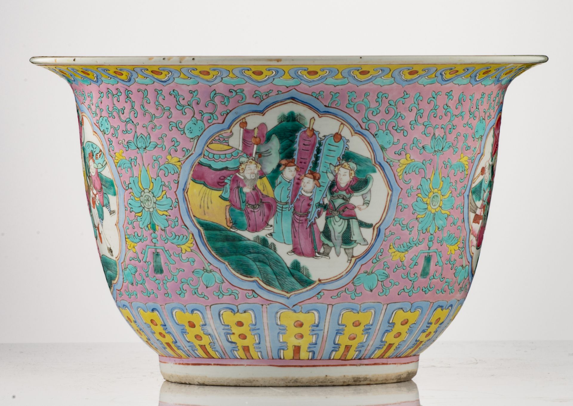 A Chinese pink ground floral decorated jardiniere, the roundels decorated with warriors, H 24 - ø 38 - Bild 5 aus 7