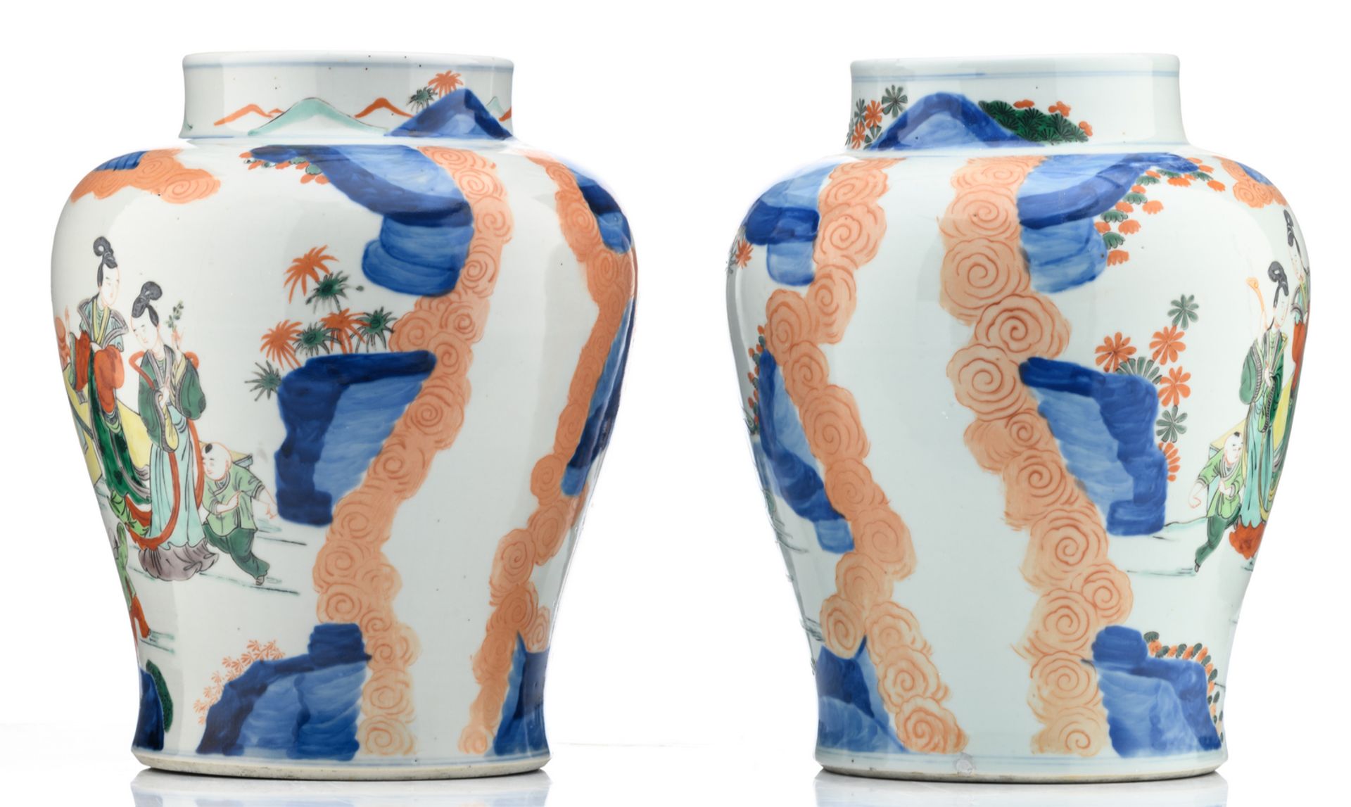 A pair of Chinese wucai vases, overall decorated with ladies and playing children in a garden, H - Bild 4 aus 6