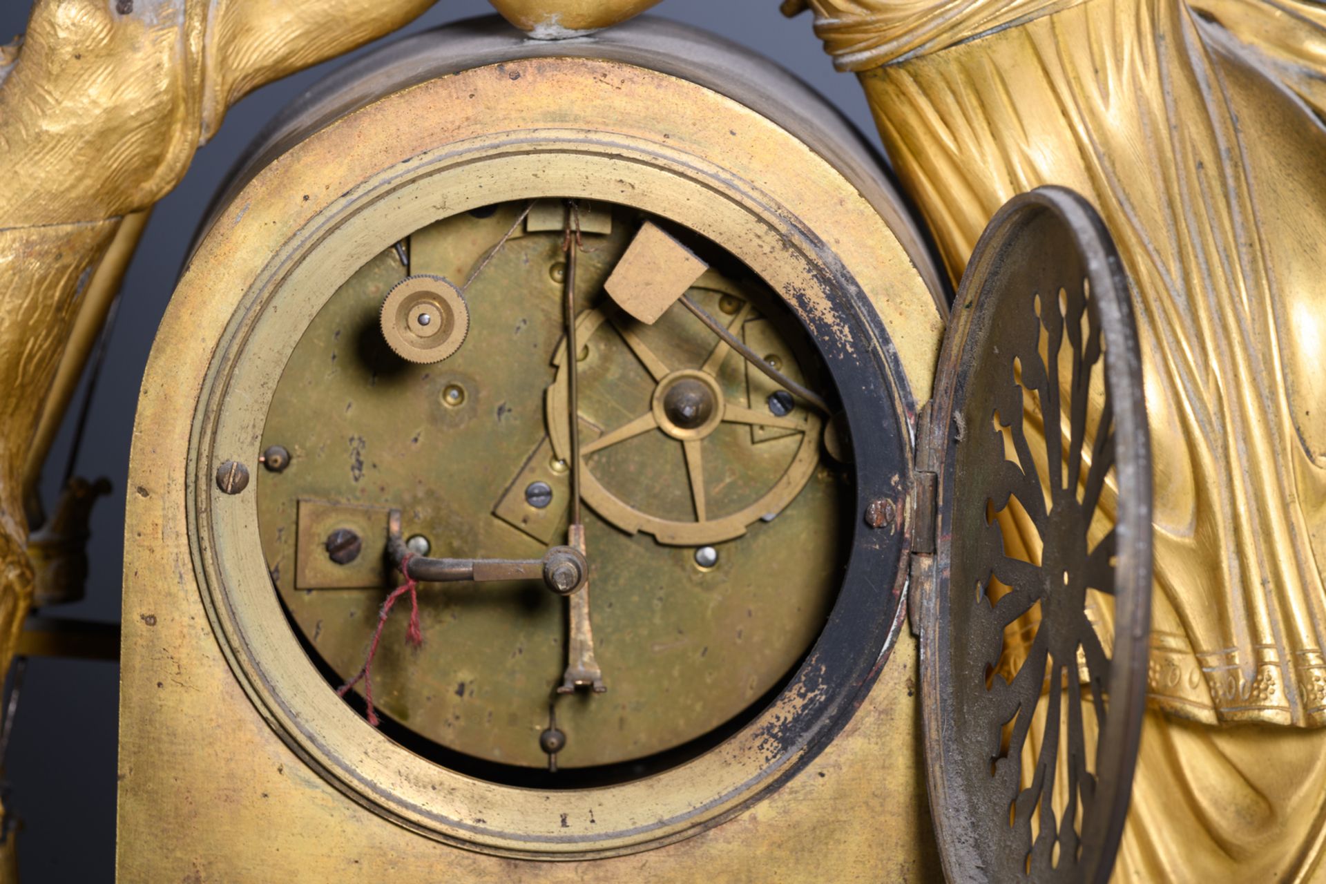 A mid 19thC gilt bronze mantle clock depicting Helen of Troy, traces of a mark on the dial, H 59,5 - Bild 3 aus 3