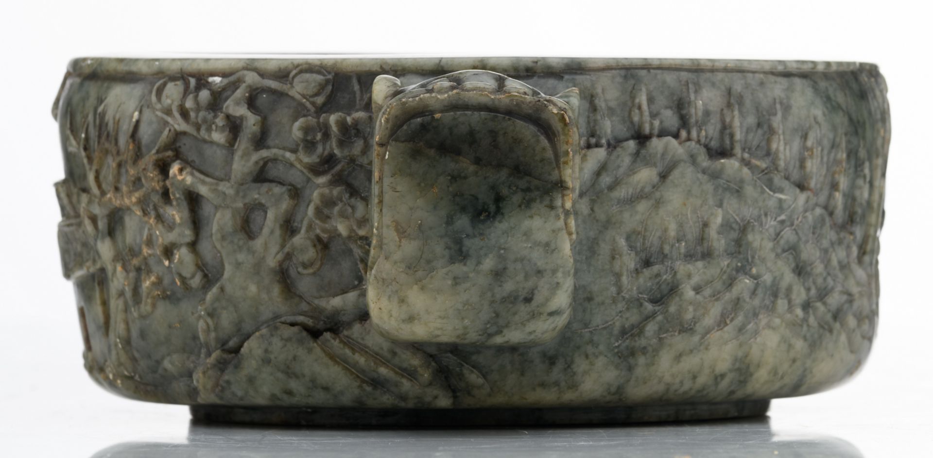 A Chinese carved jadeite archaic vessel, overall decorated with figures in a landscape, the - Bild 3 aus 7