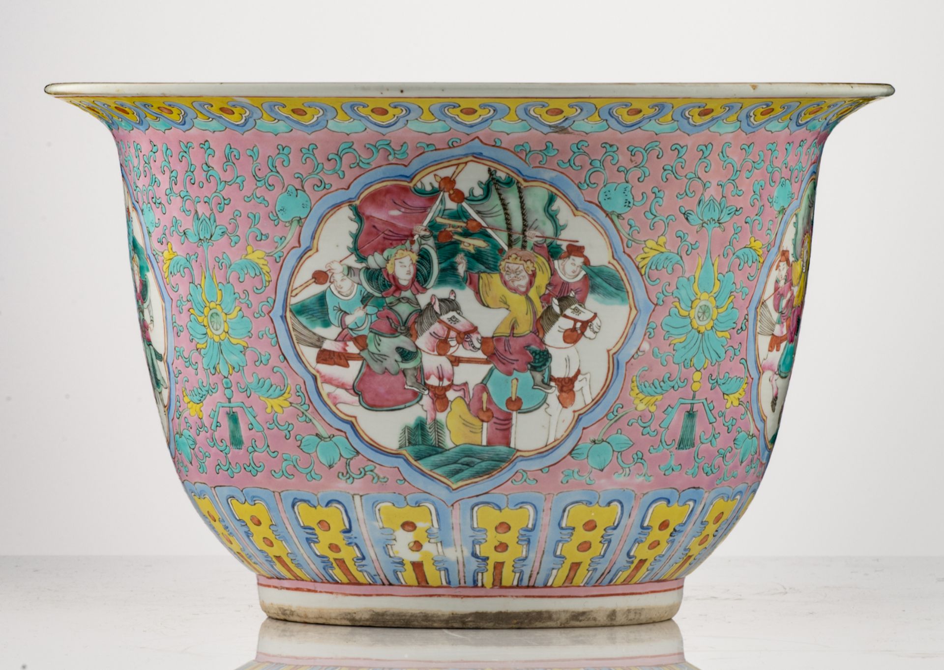 A Chinese pink ground floral decorated jardiniere, the roundels decorated with warriors, H 24 - ø 38 - Bild 2 aus 7