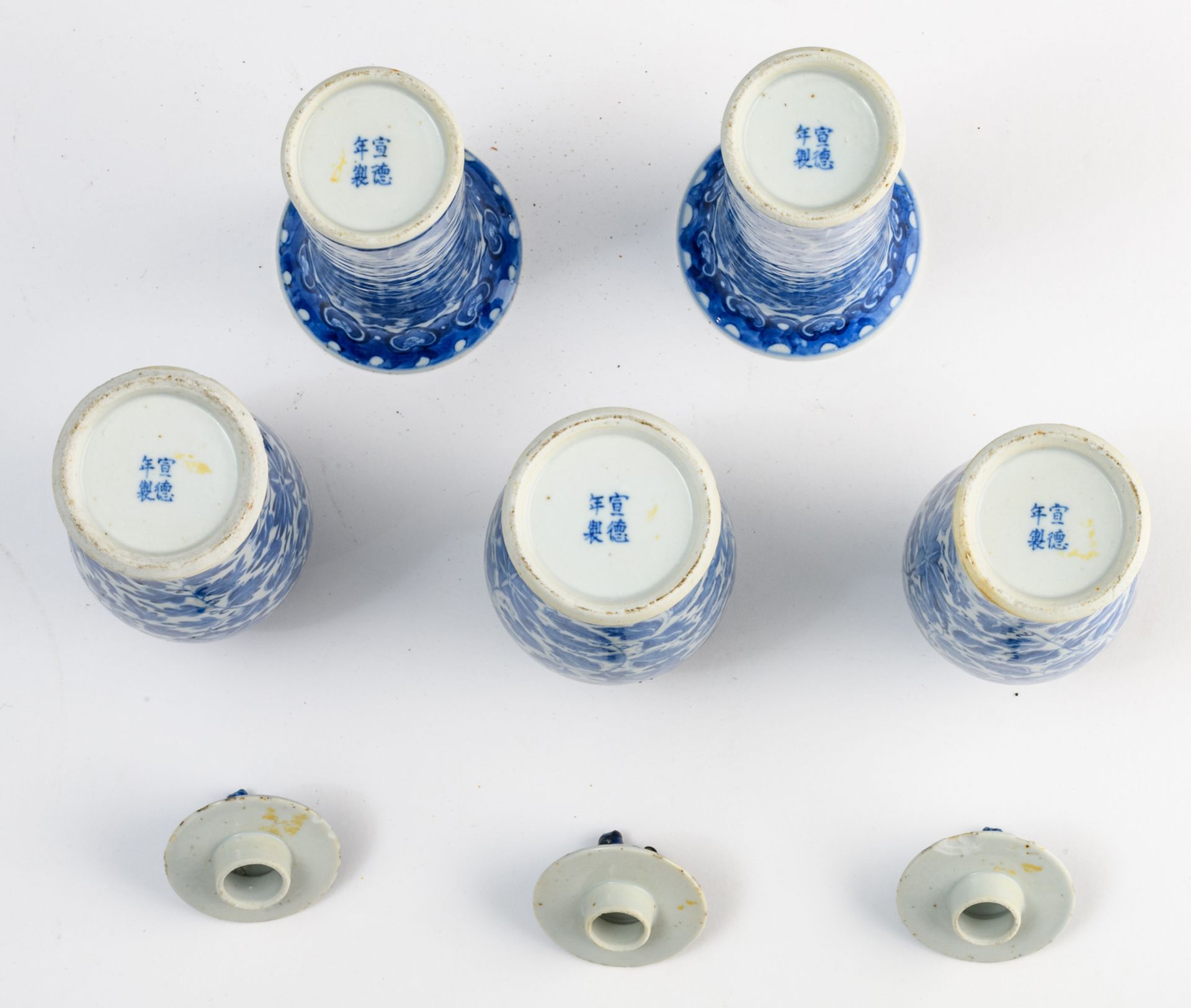 A five-piece Chinese blue and white floral decorated garniture with a Xuande mark, H 25,5 - 28,5 cm - Bild 6 aus 6