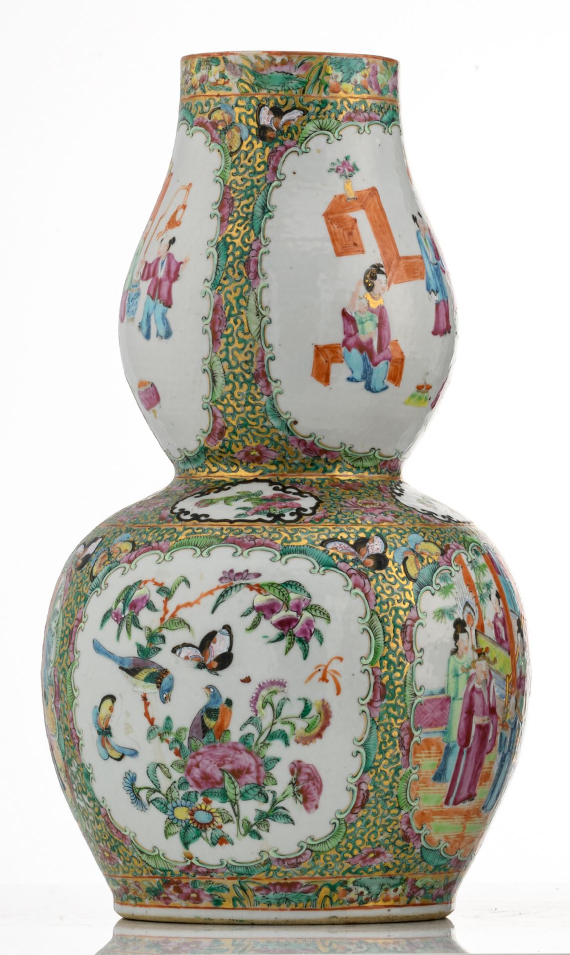 A Chinese Canton floral decorated double gourd vase, the roundels with various court scenes, - Bild 3 aus 7