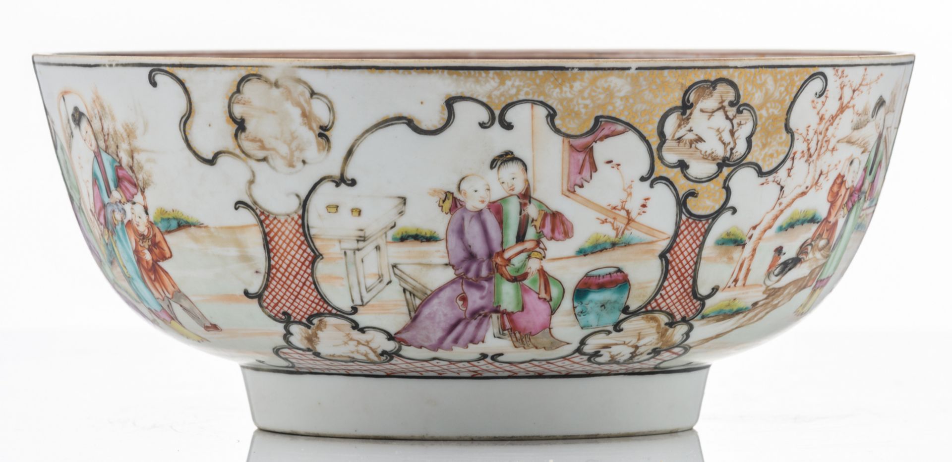 A Chinese export famille rose mandarin bowl, the roundels decorated with animated scenes, 18thC, ø - Bild 6 aus 7