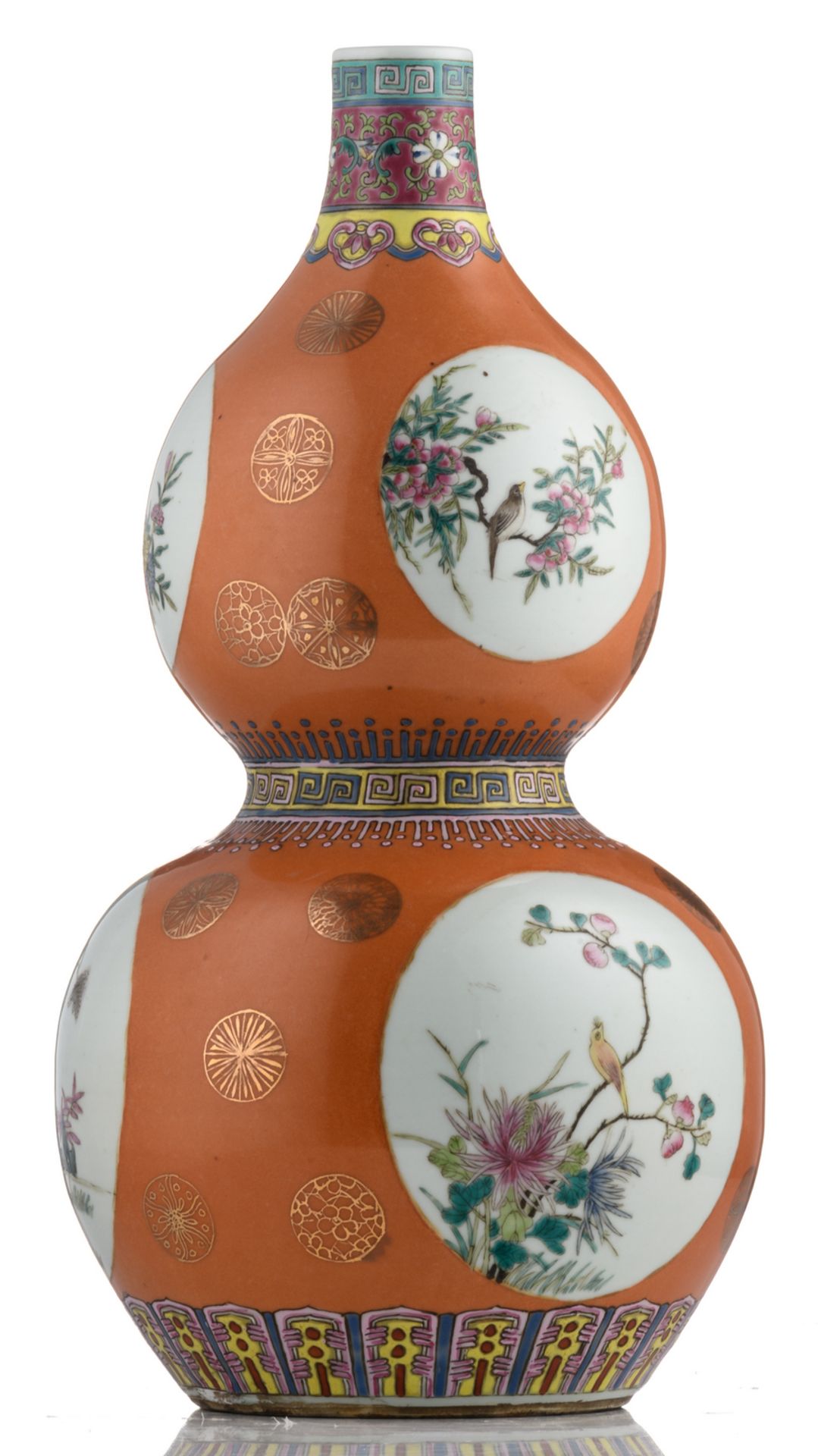 A Chinese orange ground famille rose double gourd vase, the roundels decorated with birds and flower - Bild 2 aus 6