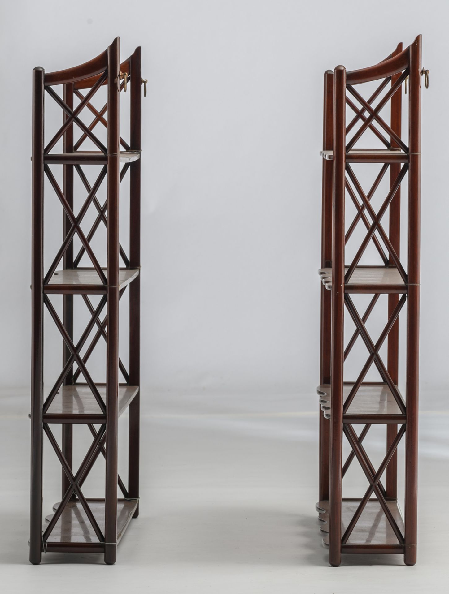 A pair of Oriental inspired mahogany wall racks, H 86,5 - W 86 cm - Bild 3 aus 7