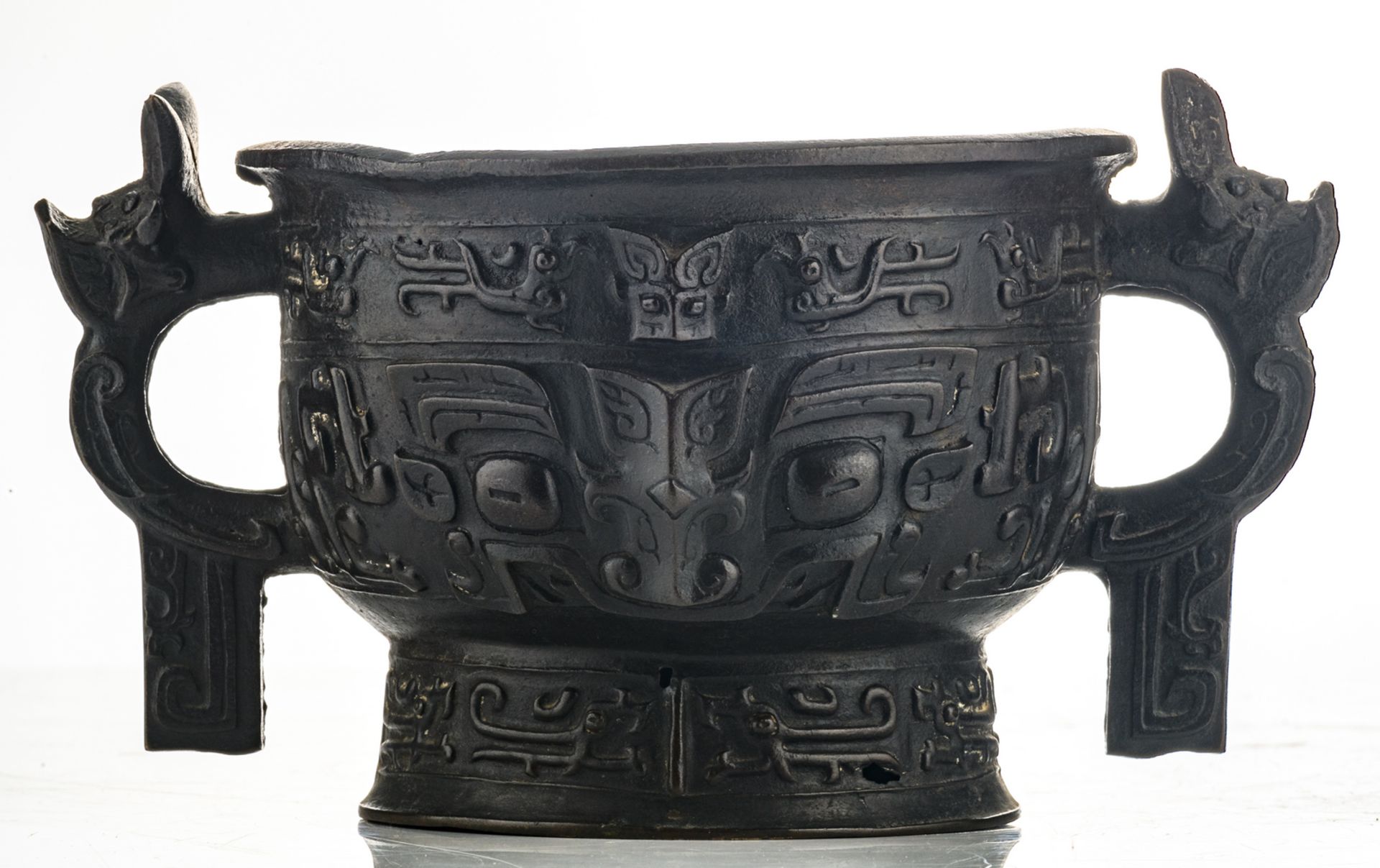 A Chinese bronze archaic vessel, relief decorated with taotie and calligraphic text inside, Ming, - Bild 4 aus 7