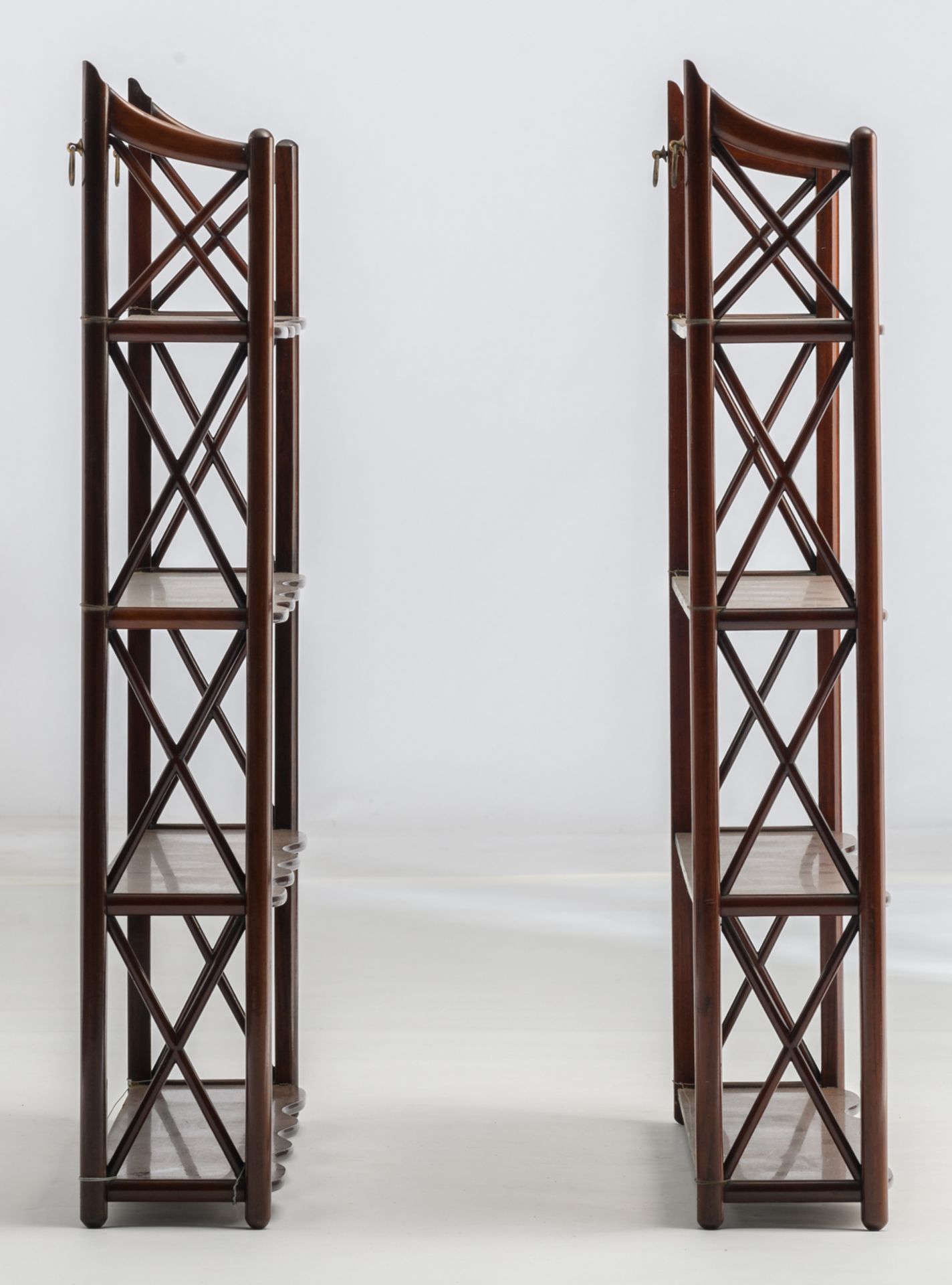 A pair of Oriental inspired mahogany wall racks, H 86,5 - W 86 cm - Bild 5 aus 7